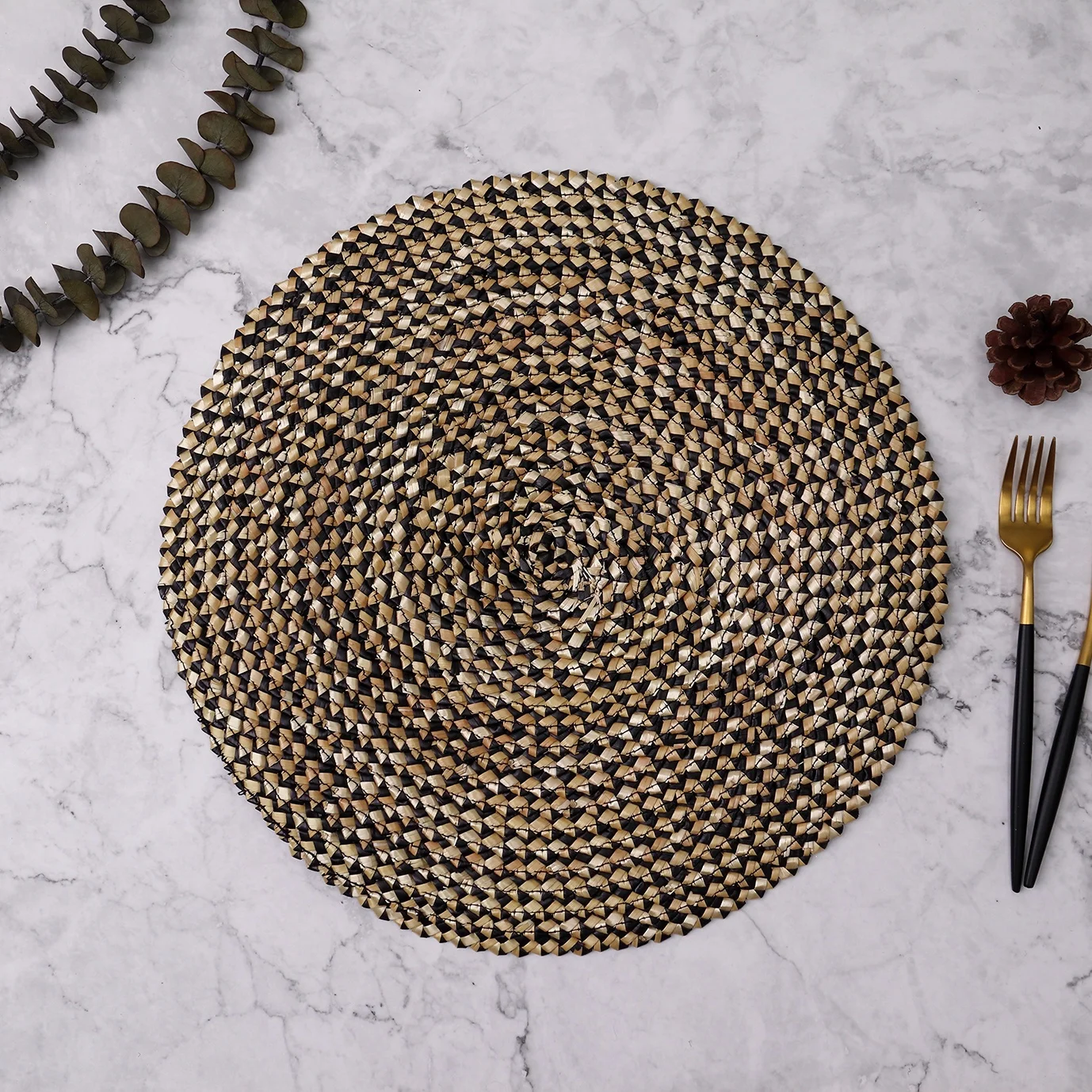 China wholesales natural corn bran weave placemat round braided natural table mat