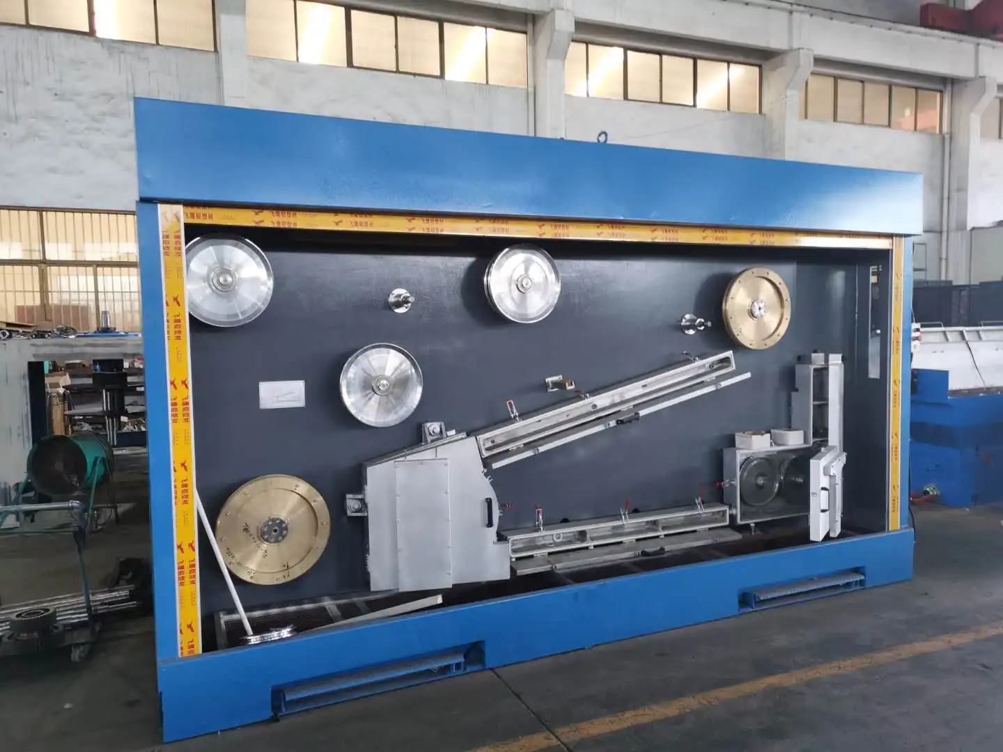 Электрическая машина для производства алюминиевых или медных проводов и кабельных стержней