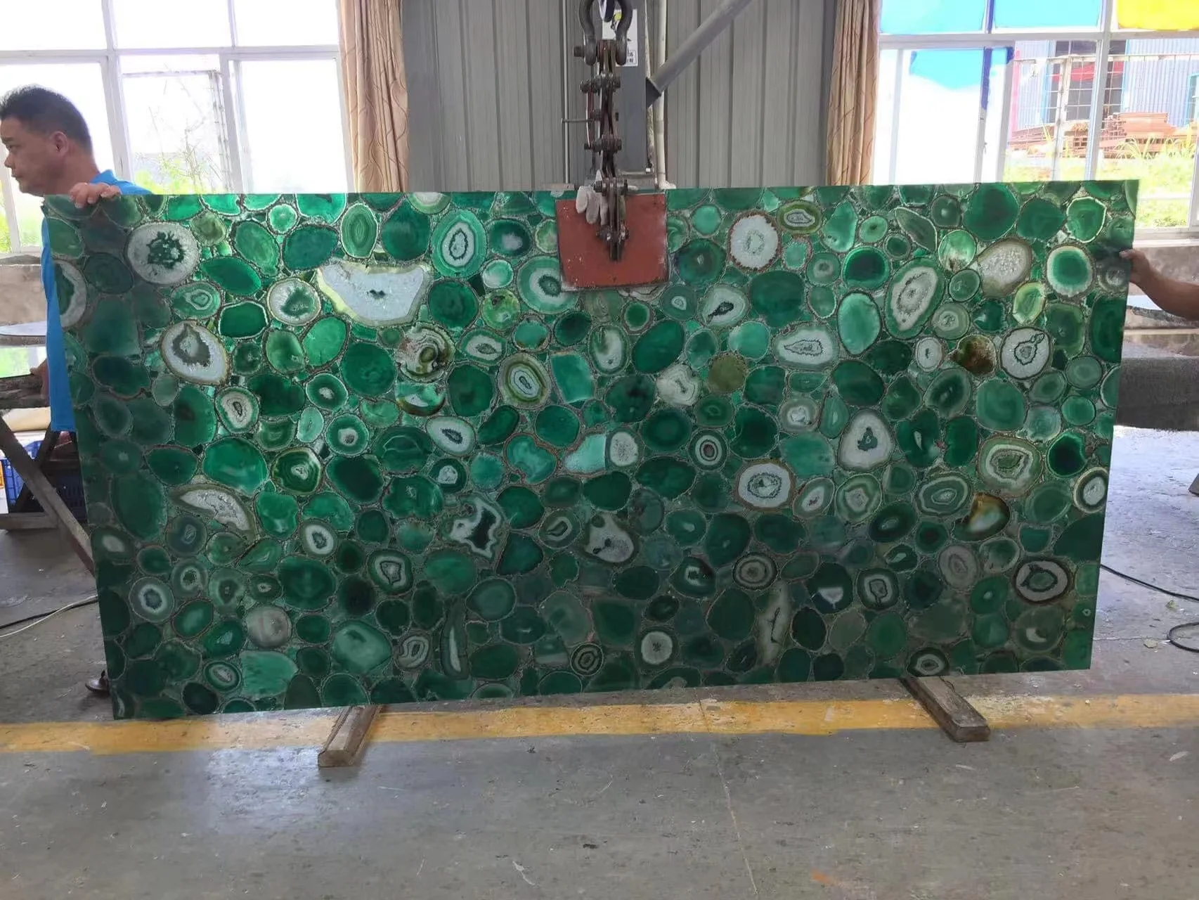 Красочный зеленый агатовый камень для украшения виллы оникс цена полудрагоценный