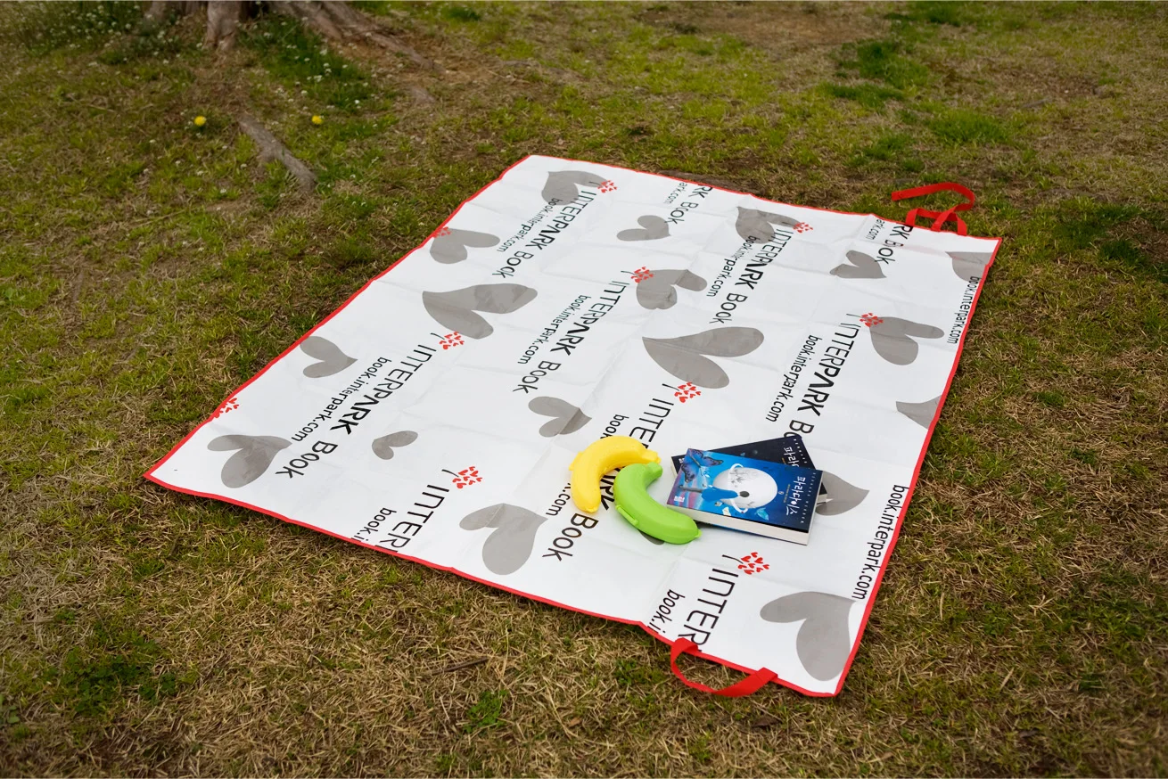 Wholesale High Quality Waterproof Custom Printed Outdoor Camping Folding PP Woven Plastic Beach Picnic Mat with shopping bags