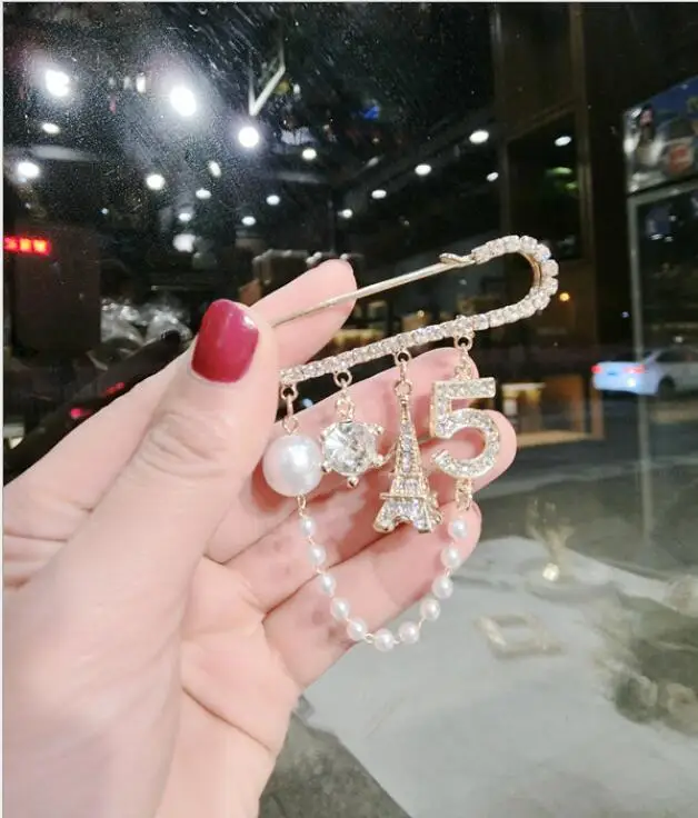 
New Design Alloy Jewelry Diamond Tassel Pearl Rhinestone Pearl 5 Woman Brooch 