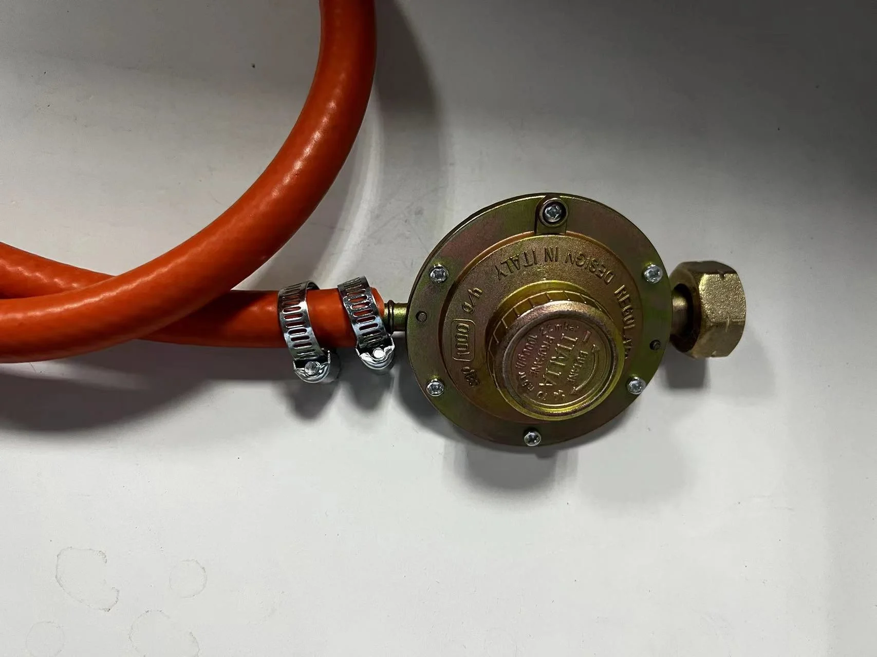 italy design gas regulator with hose with 2 clamps paper card packing full set
