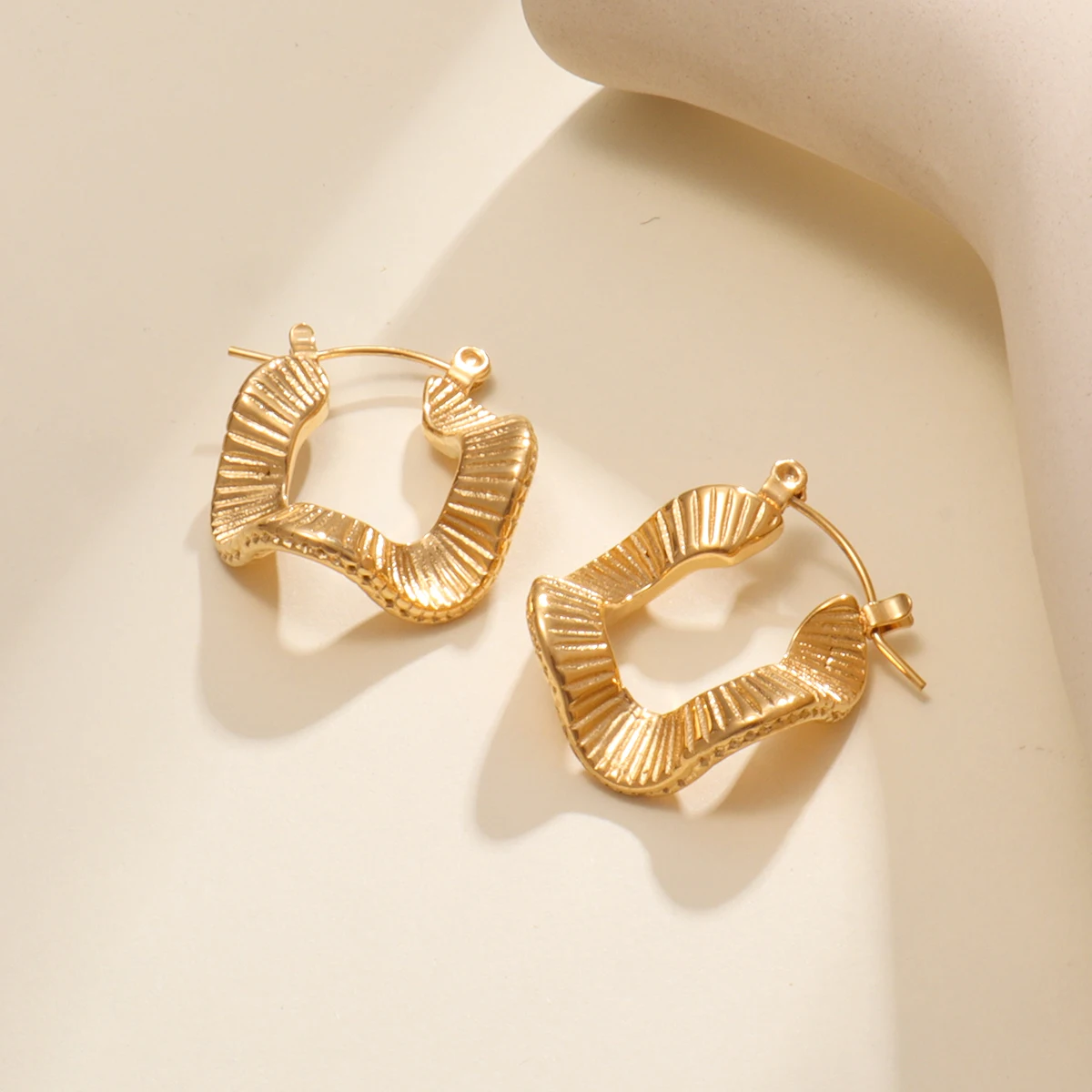 Hypoallergenic 18K Gold Plated Stainless Steel Circle Earrings Women Jewelry Creative Unique Wavy Shaped Hoop Earring Waterproof