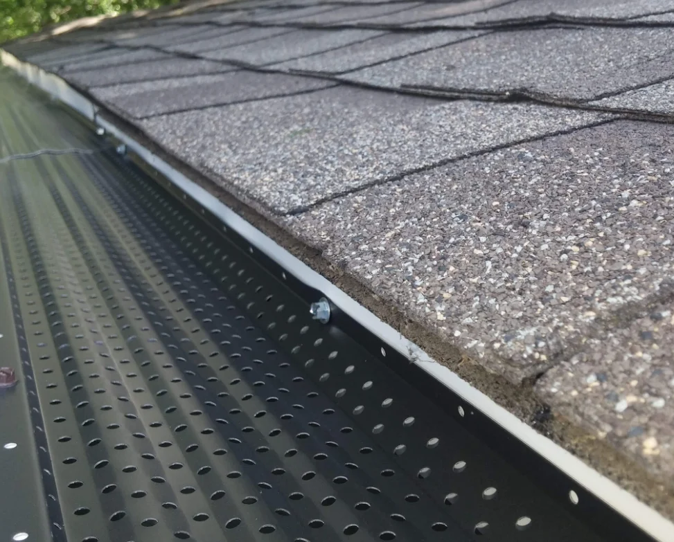 Manufacturer Aluminium Expanded Balcony Roof Gutter Guard Mesh Leaffilter Rain Gutter Cover