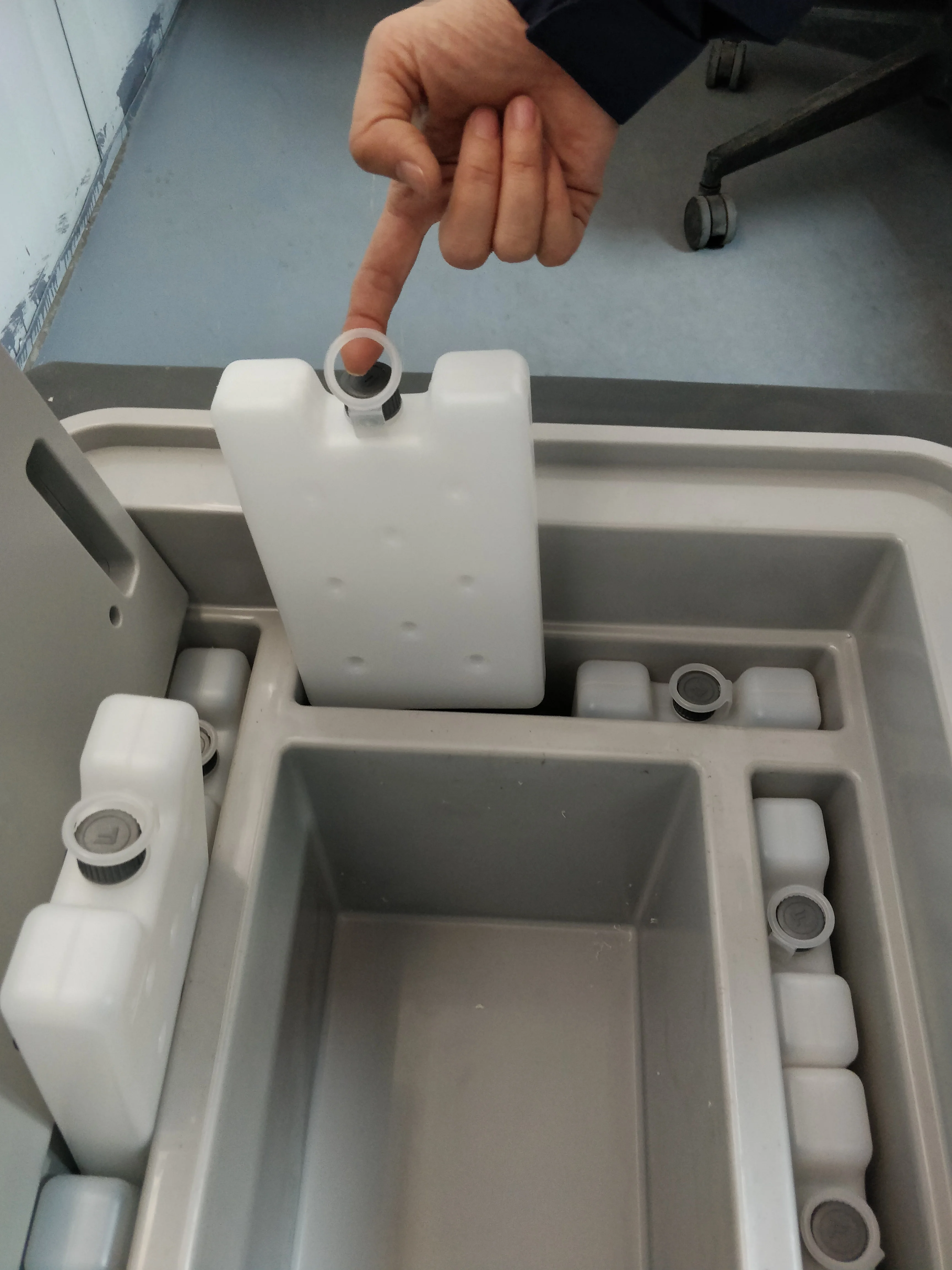 A grade Free-freeze protection Cold WHO designated manufacturer vaccine cooler box