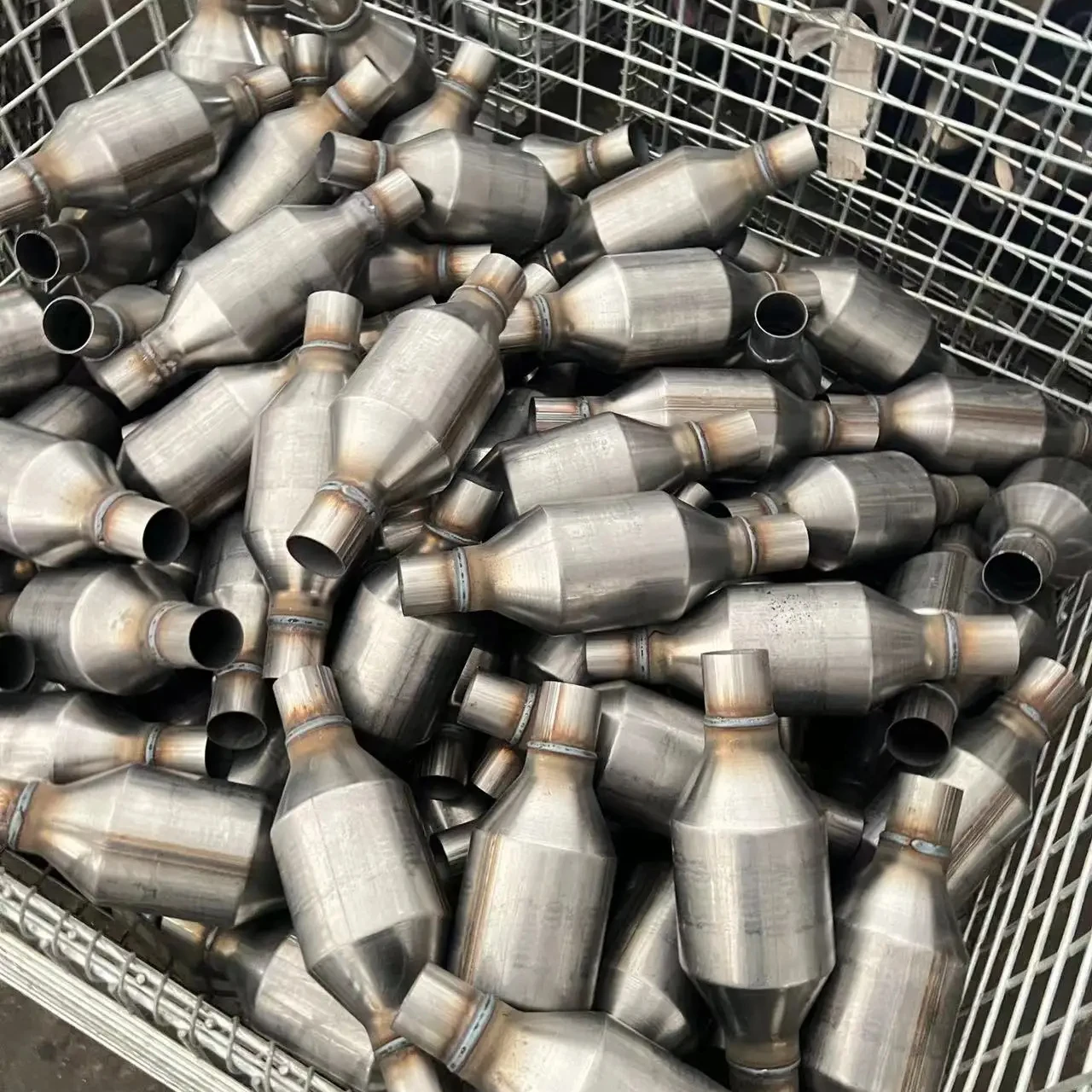 good quality universal oval Catalytic Converter with 400 cells ceramic honeycomb in welded shell for different car