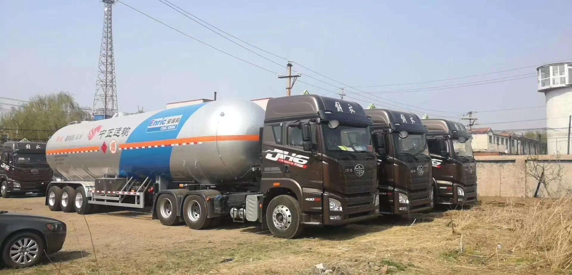 The latest process design of CIMC is a three-axis Fuel Tanker semi-trailer made of high-strength steel.