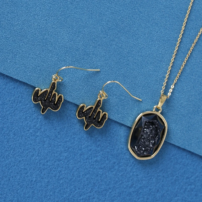 Wholesale Crystal Cluster Pendant Irregular Earrings Necklace Set Suitable for Women as a Holiday Gift