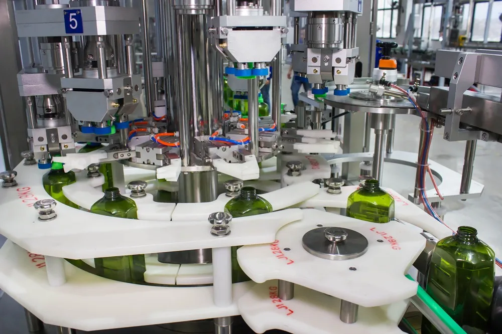 Automatic high speed capping machine for press-on, screw-on and pumps spray, dispenser and trigger