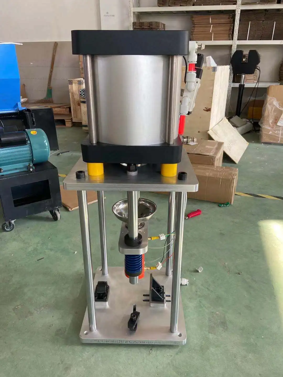 Настольная Вертикальная пневматическая машина для литья под давлением для лабораторного или небольшого производства продукции на 60 г