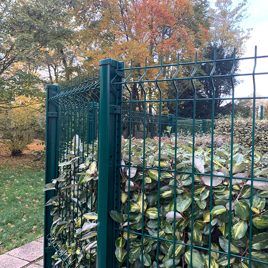 Китай 3D забор в форме отверстия готовые для заднего двора Цветочные стальные проволочные панели безопасности с низким уровнем обслуживания рельсы из ПВХ подъездные ворота парки