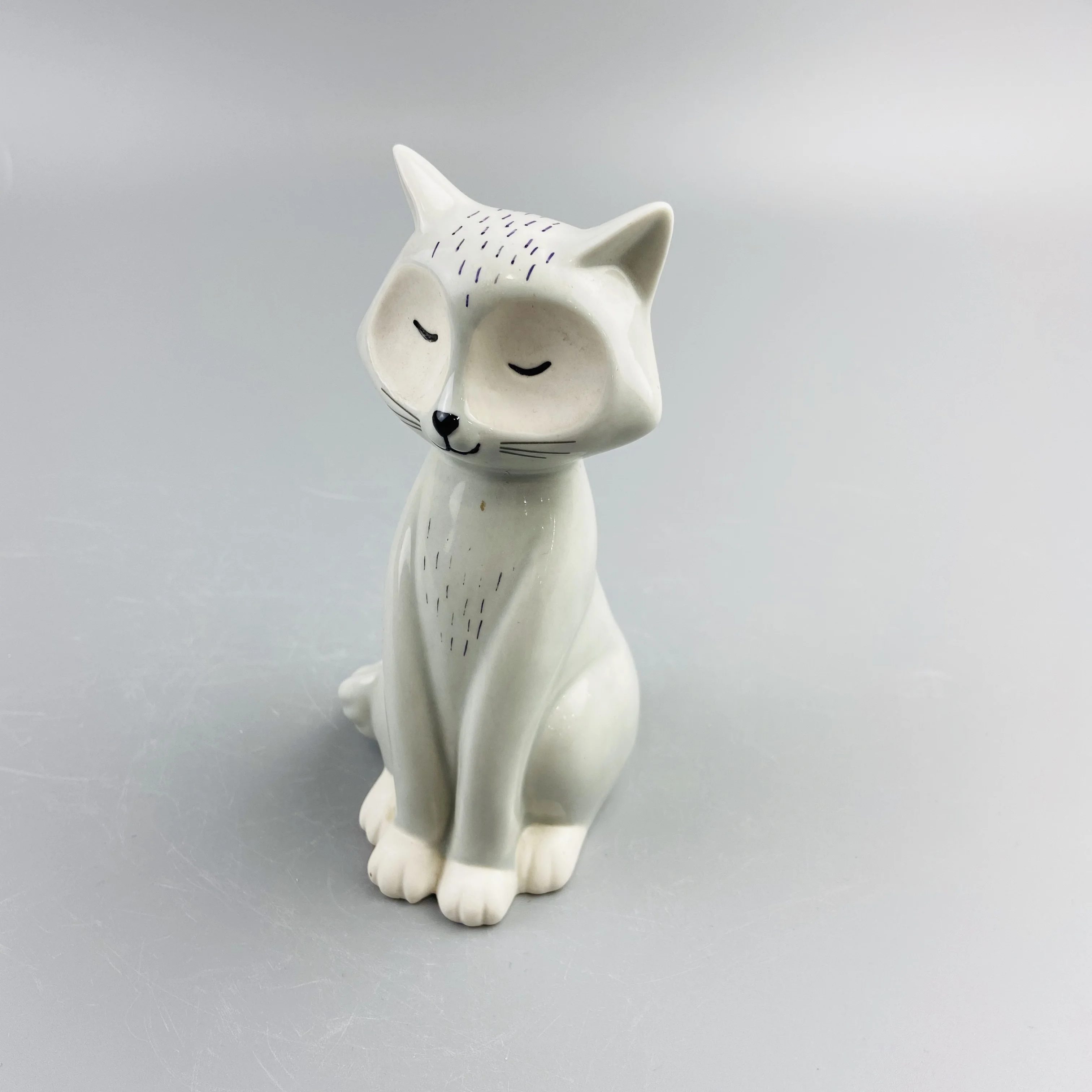 
Customized design home decor seated white ceramic cat decoration 