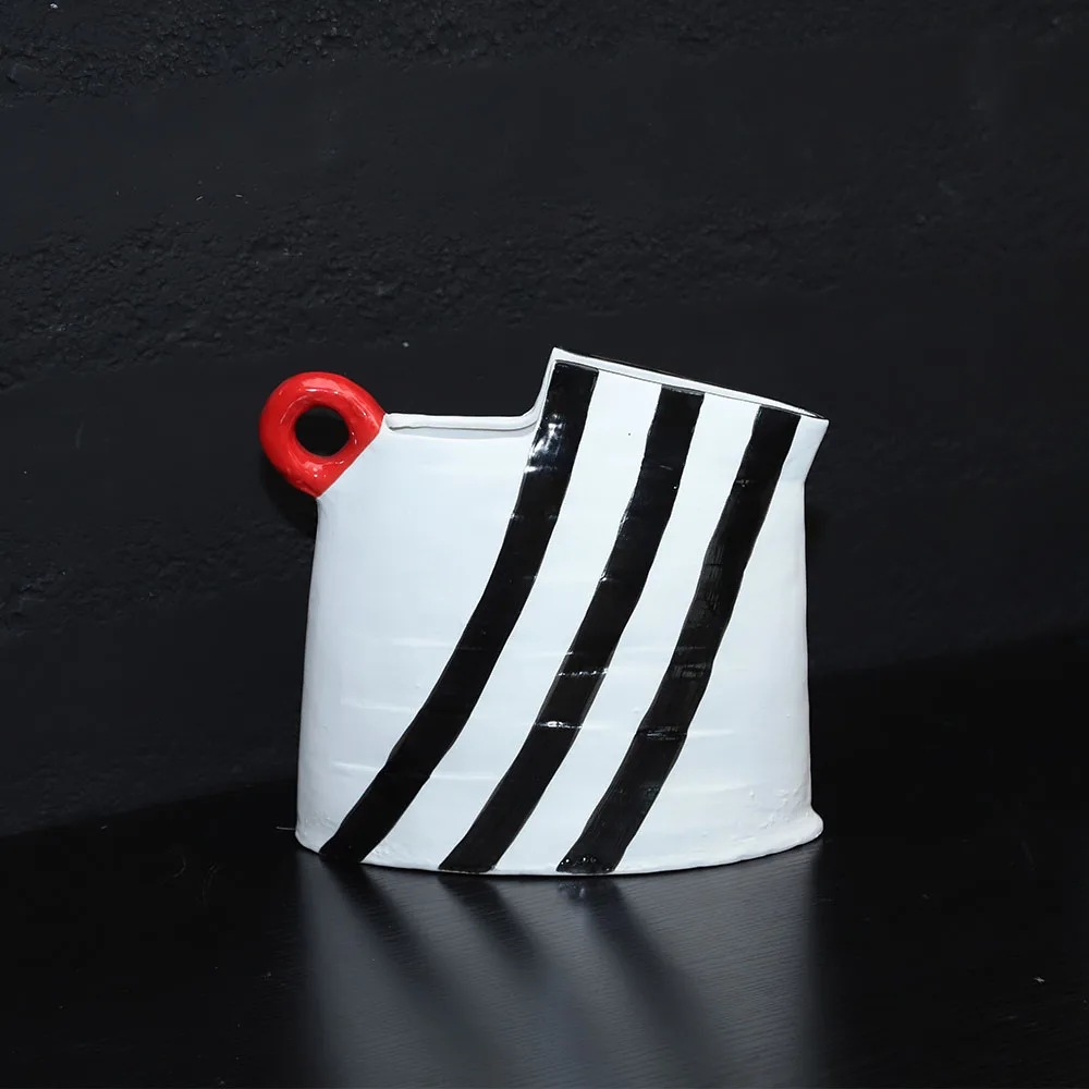 Modern Italian White Red Ceramic Flower Ware Vase European Style Office Model Room & Home Garden Decoration Simple yet Elegant