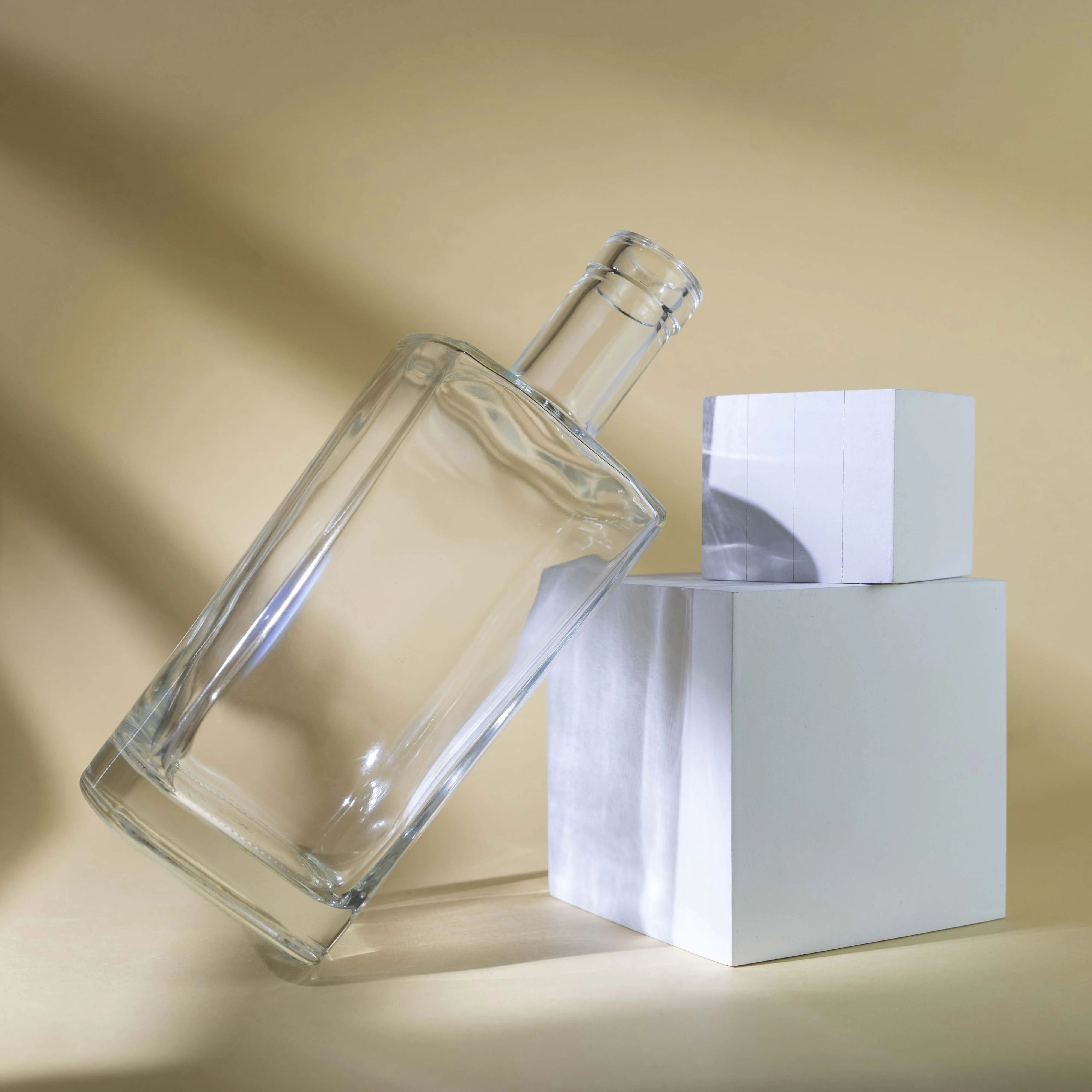 Berlin Packaging Big Volume 750ml Whiskey Liquor Decanter Contessa Bottle Custom Shape Glass Sample Empty Bottle