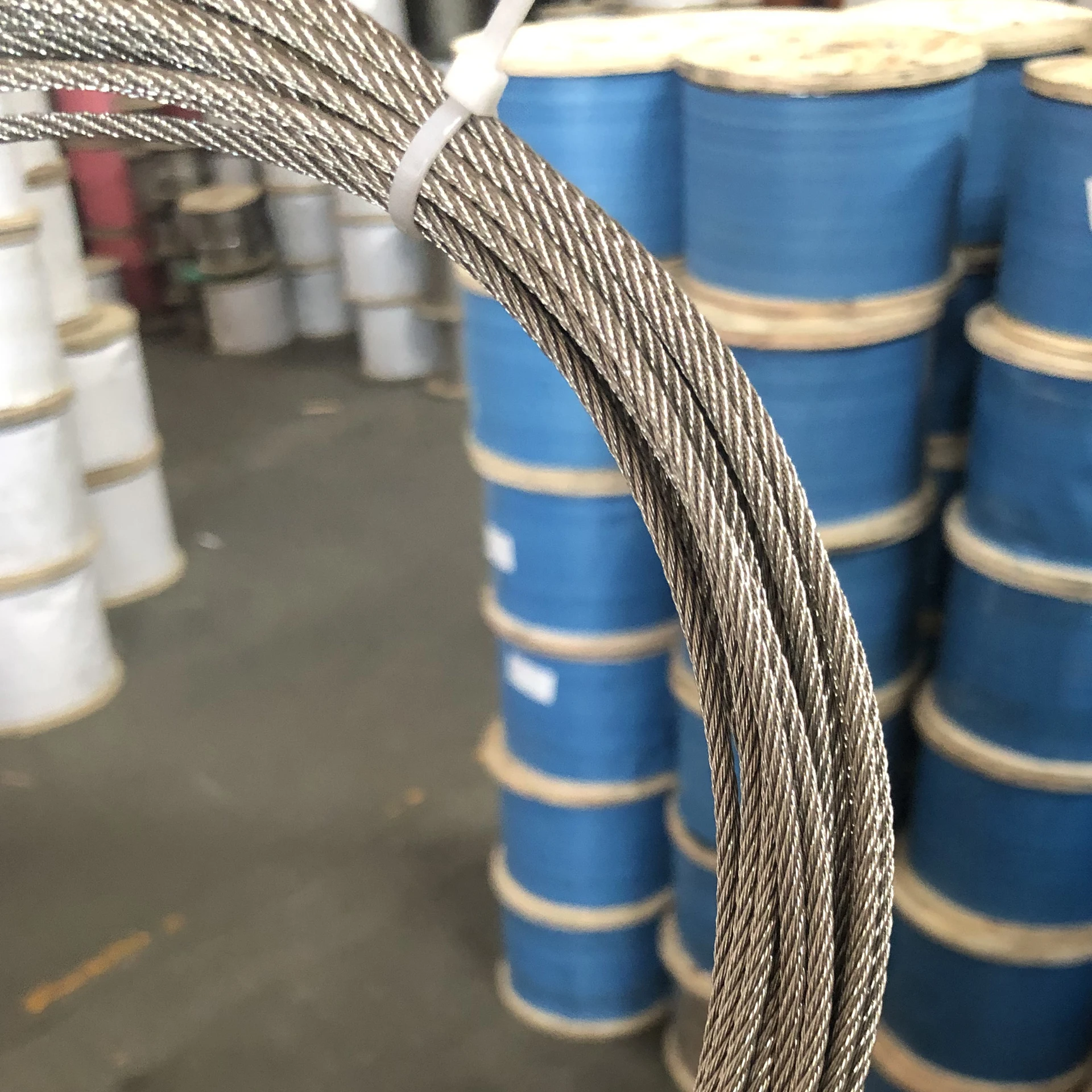 Оцинкованный/неоцинкованный стальной трос, поставщики стальных тросов