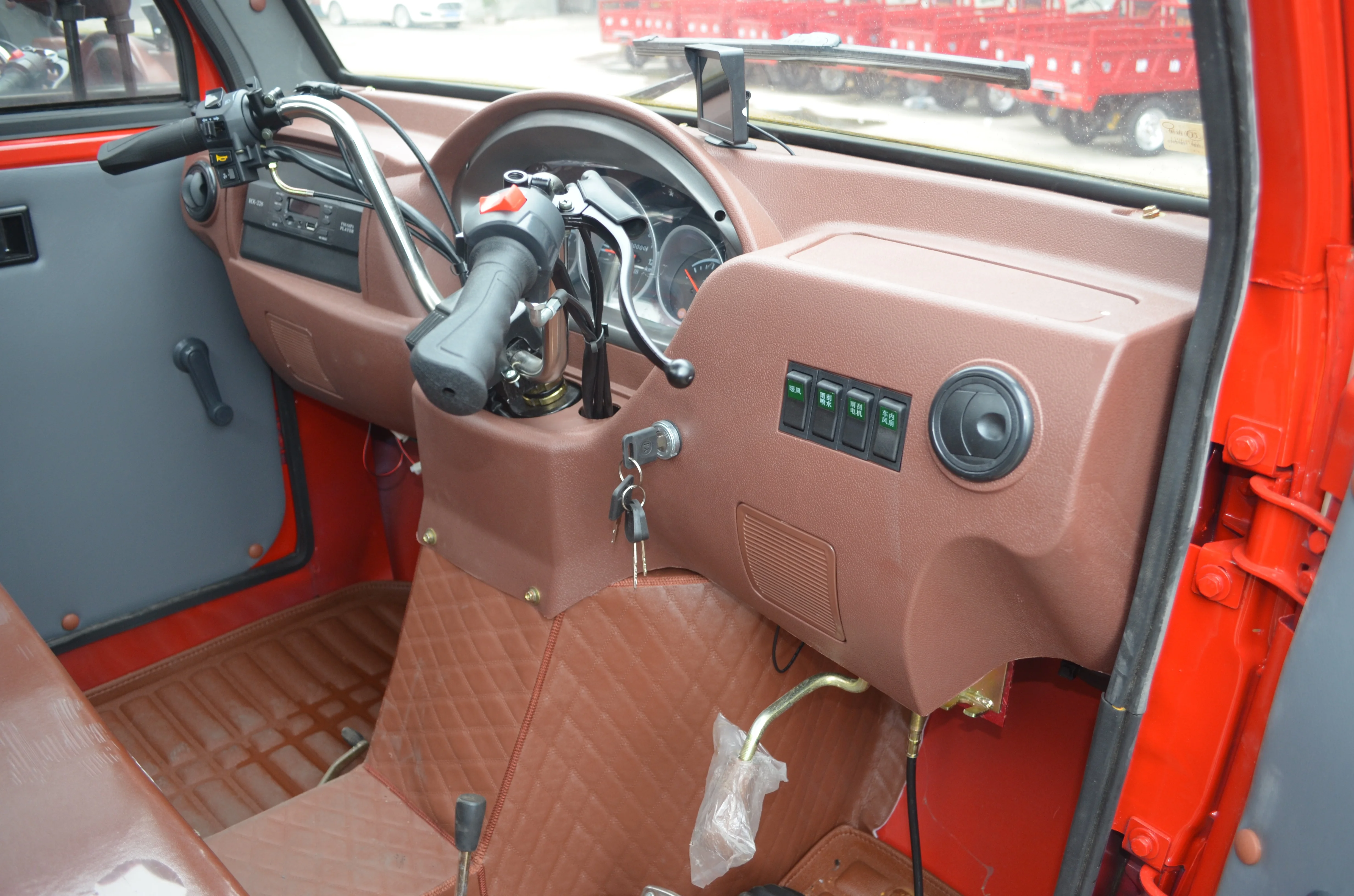 250cc Handlebar cabin cargo tricycle/enclosed three wheel  cargo  motorcycle with driving room