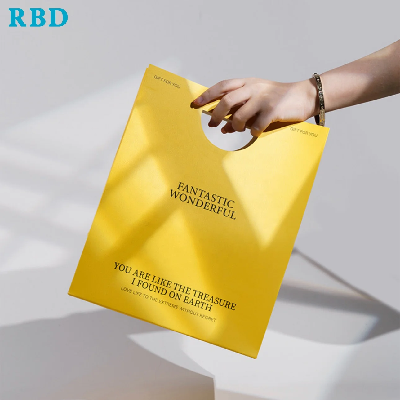 OEM customized punch hole handle kraft paper bag/ handmade Kraft Paper carry bag with die cut handle
