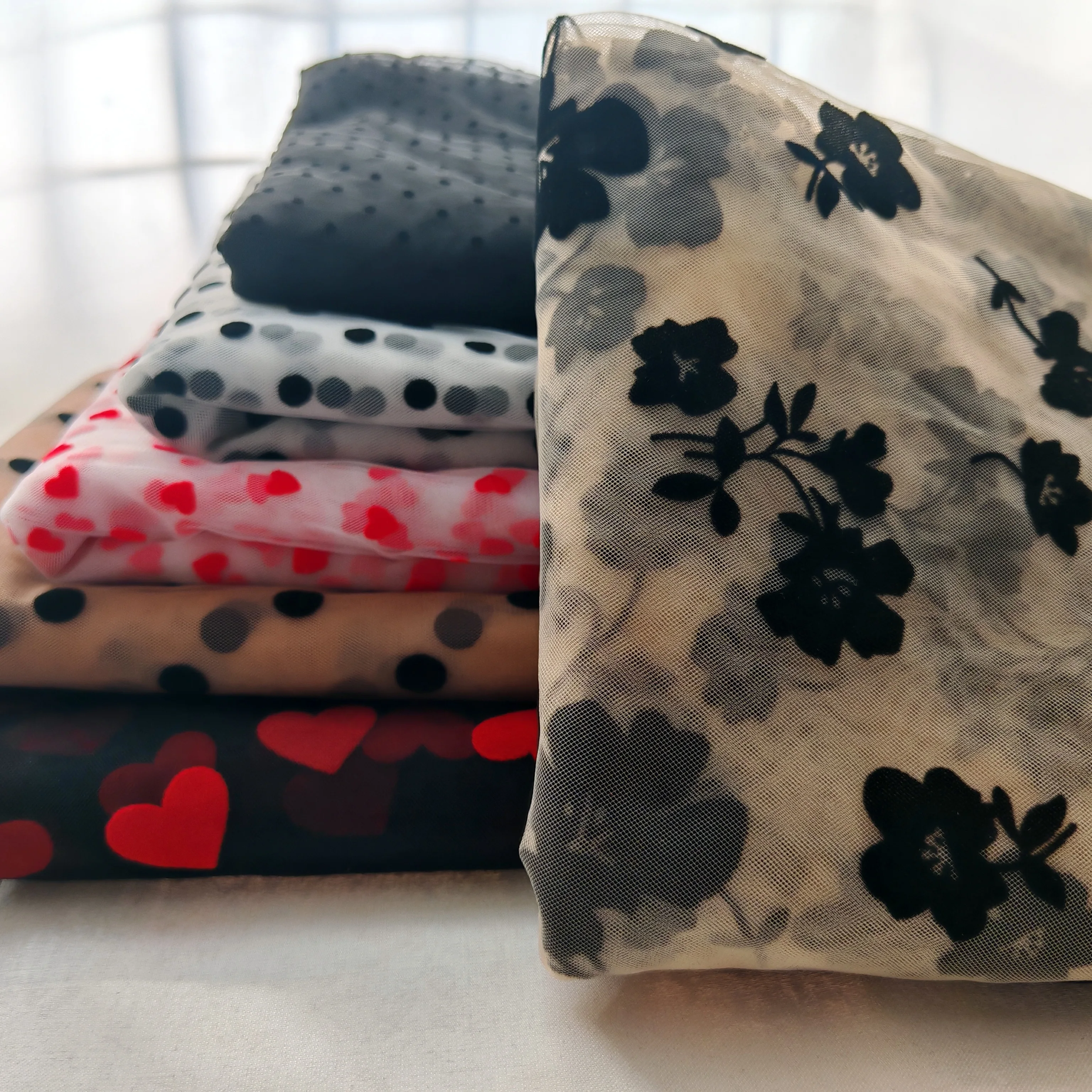 Оптовая продажа новая 100% полиэфирная Тюлевая сетчатая ткань с принтом в виде сердца трикотажная для повседневной юбки пряжа тканый узор