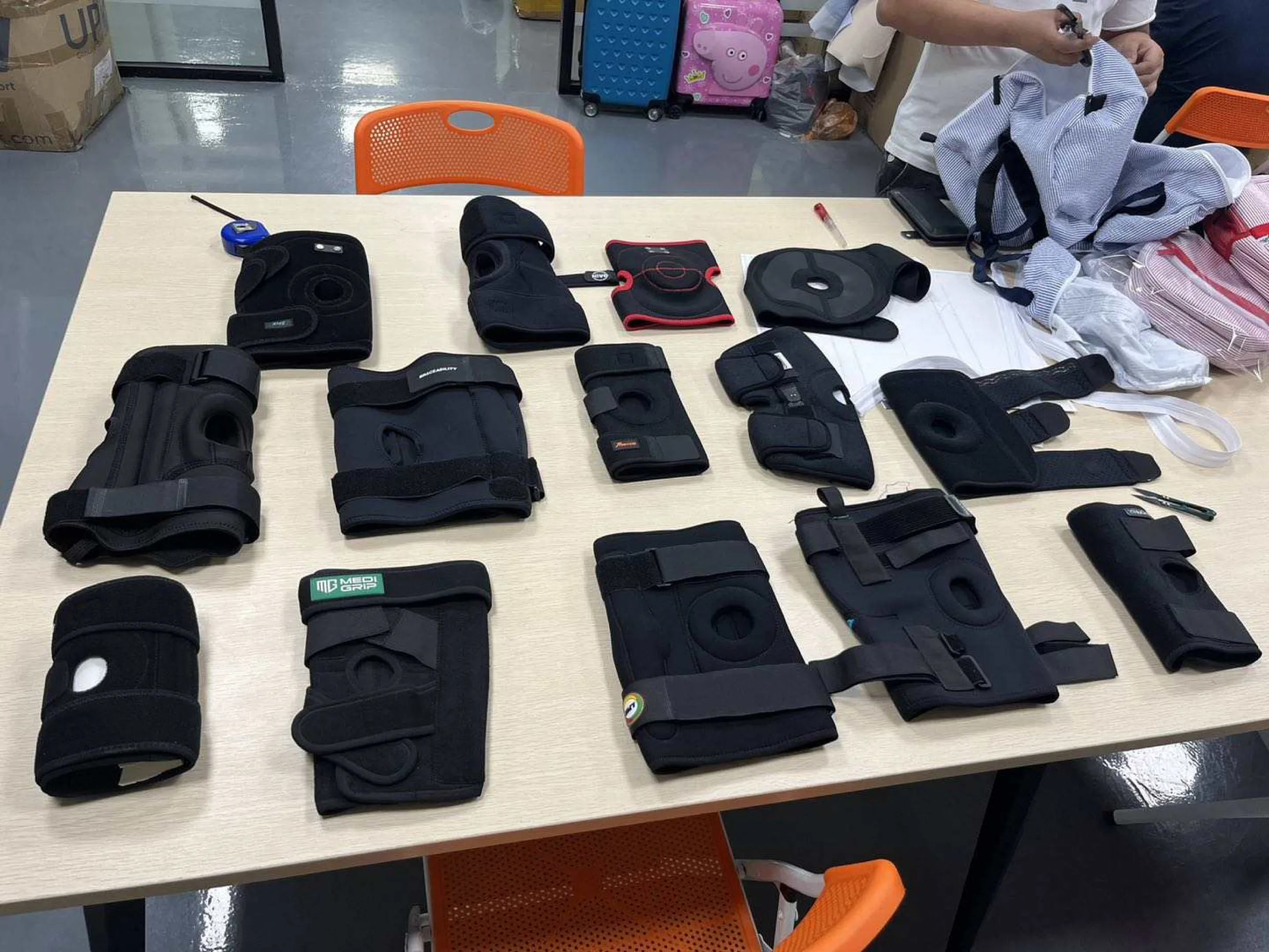 Medical knee pads with four spring bars