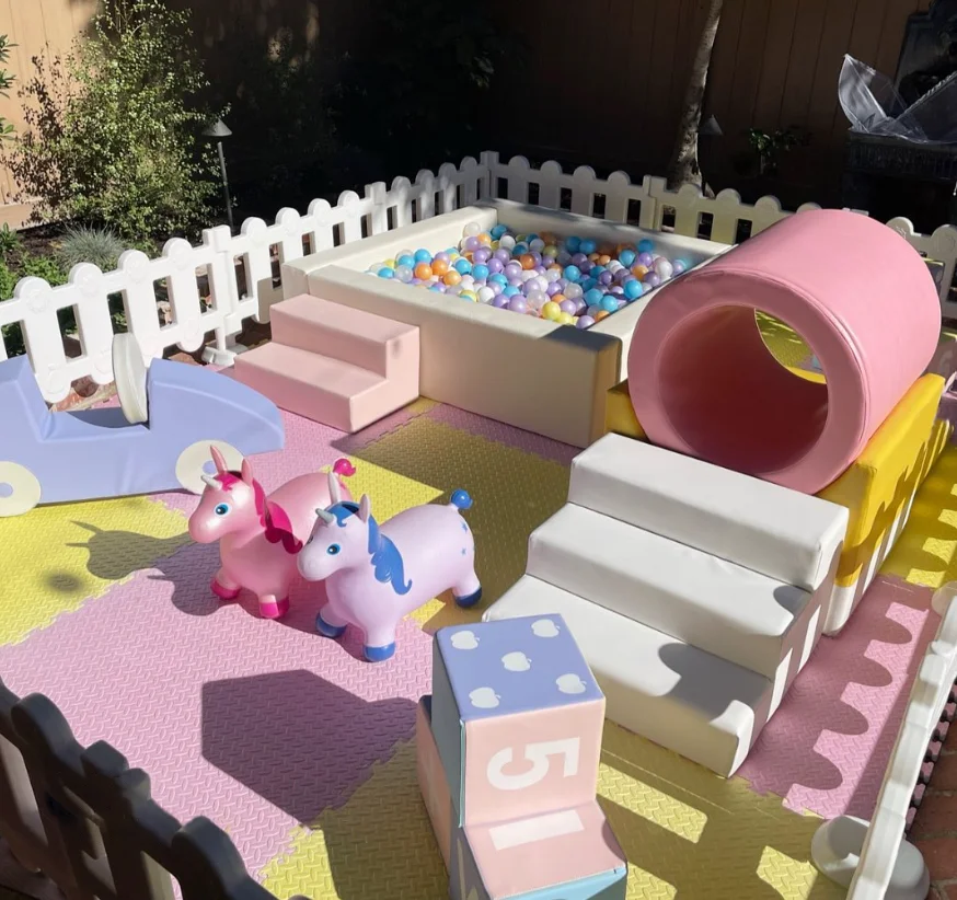 white and pink  ball pit soft play equipment 4*4ft door to door 6*6ft playground soft play foam set Ball Pools