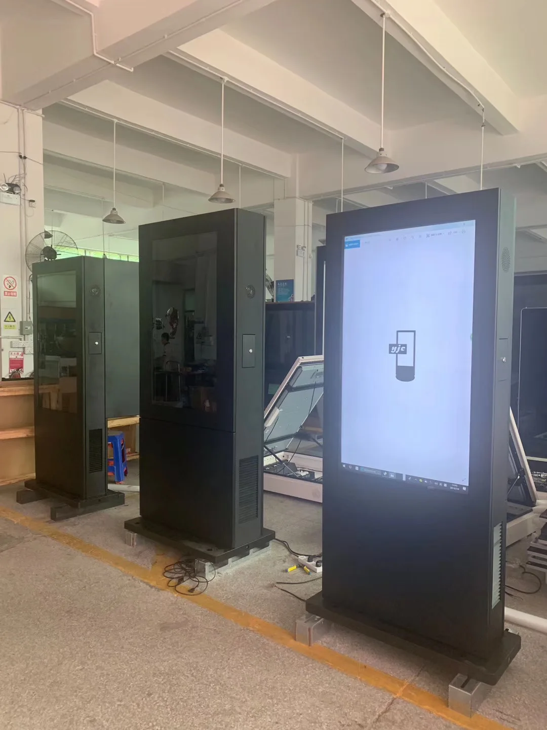 3000 Nits Outdoor Totem Digital Outdoor Advertising Kiosk LCD Advertising Display Digital Signage Screen