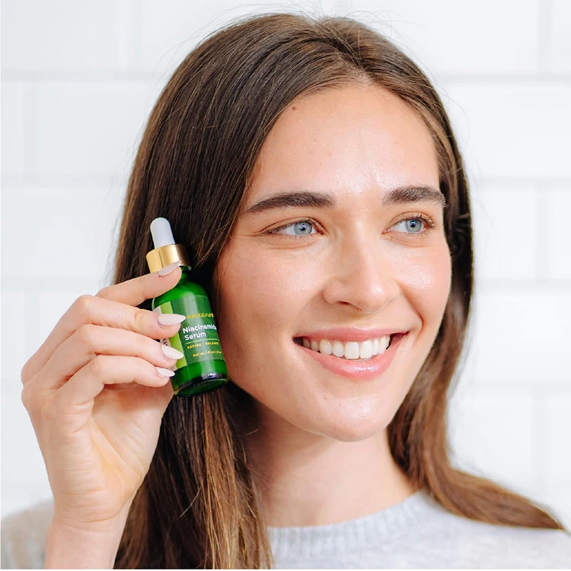 Сыворотка для лица OEM Niacinamide (витамин B3) с увлажняющей гиалуроновой кислотой очищает и уравновешивает кожу сводит к минимуму поры