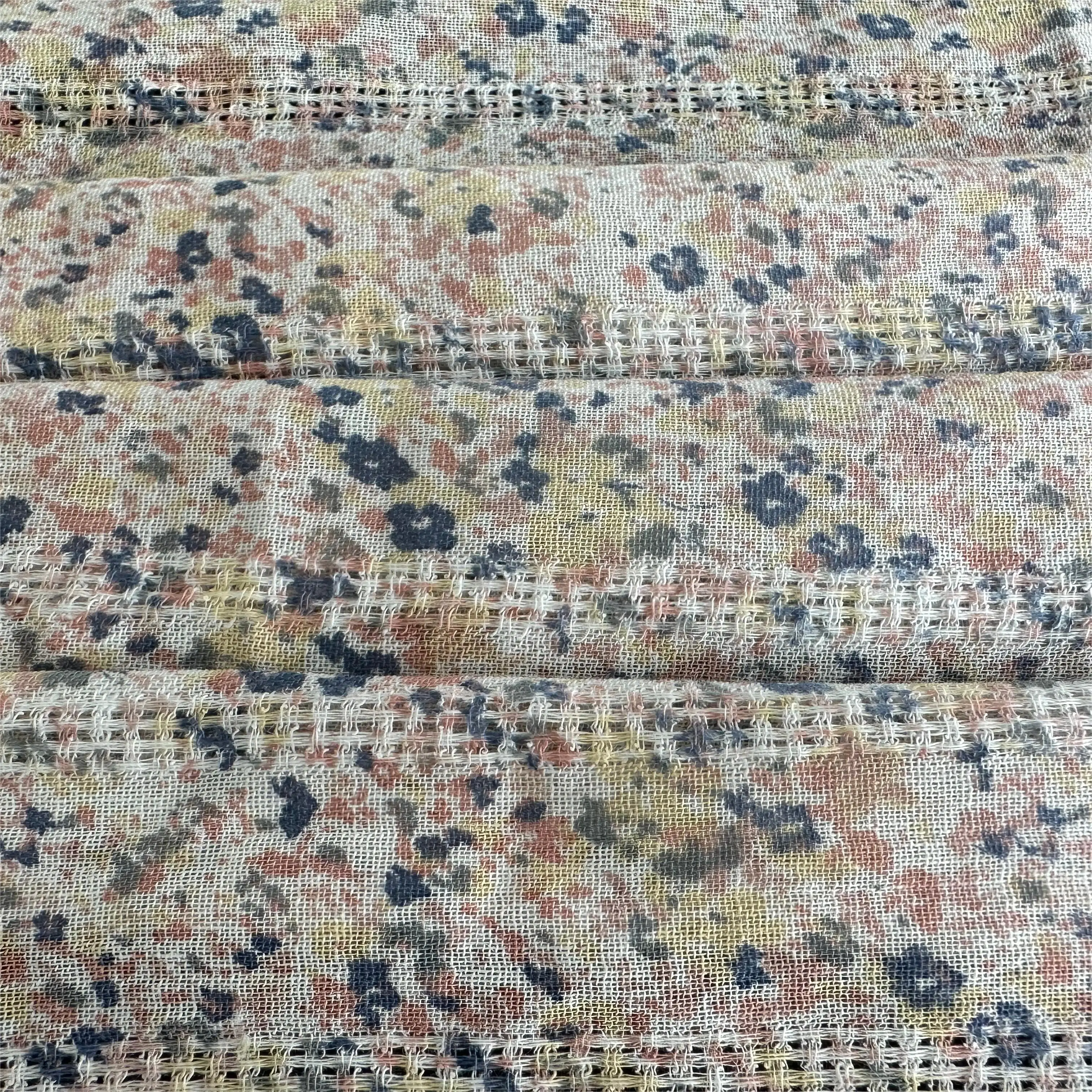 100% Cotton Jacquard Fabric with Beautifully Positioned Back Flower Design for Shirts