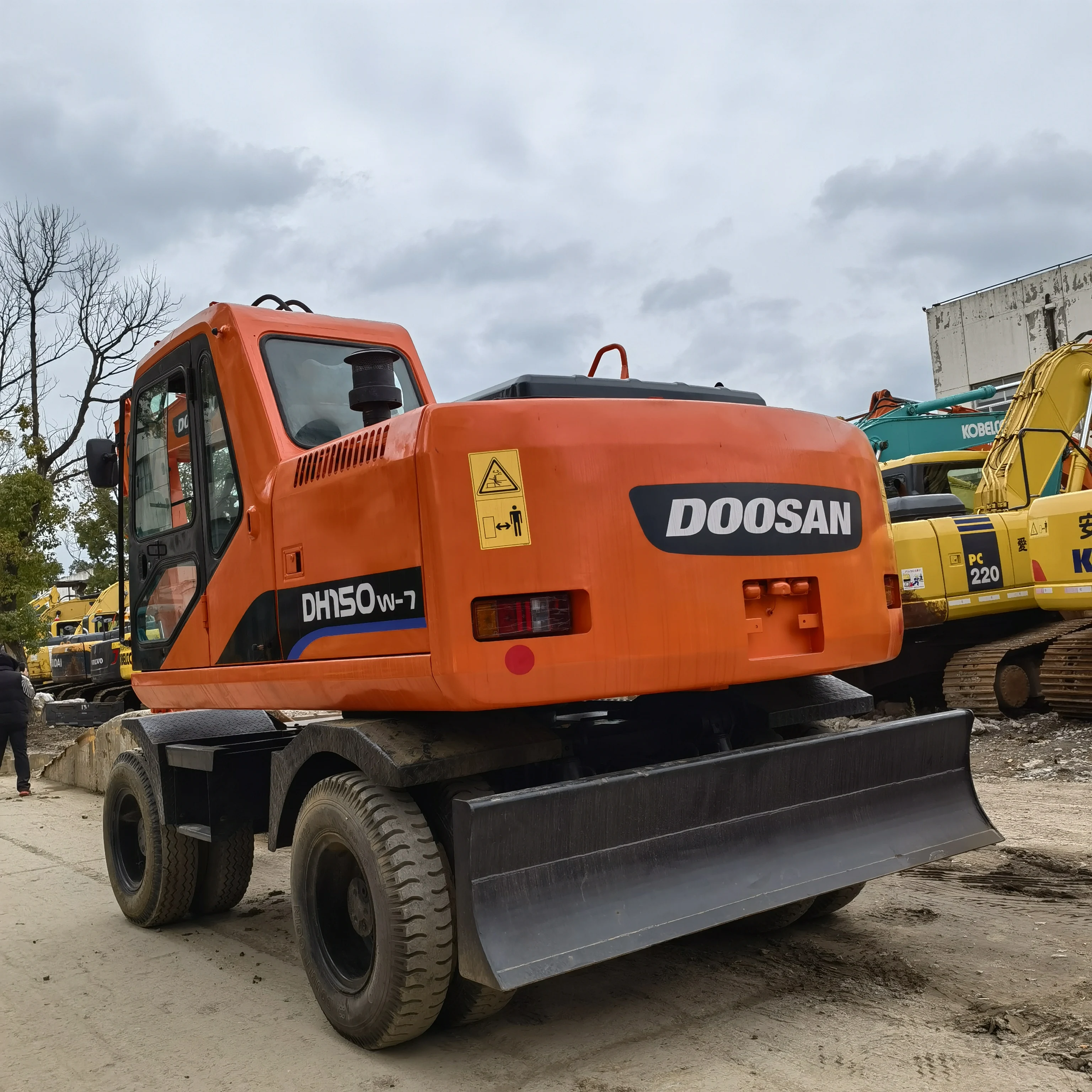 Original Used Wheel Excavator Doosan Dx150 dh150 Doosan DX75 Dx150 DX215 for sale in good condition in Shanghai