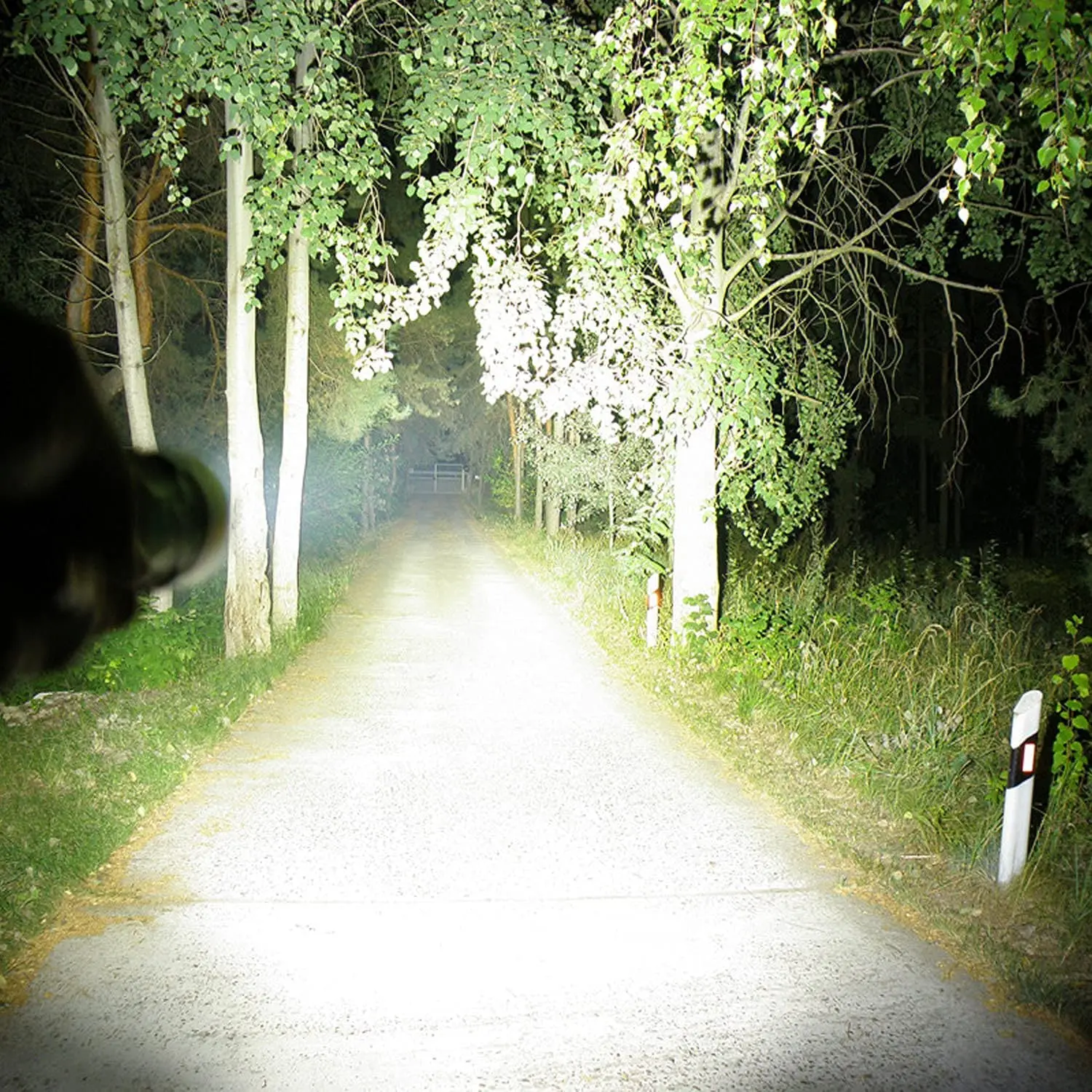 ZOOMFIRE High Power 1500 Lumen Long Range 500m Waterproof Rechargeable LED Tactical Flashlight