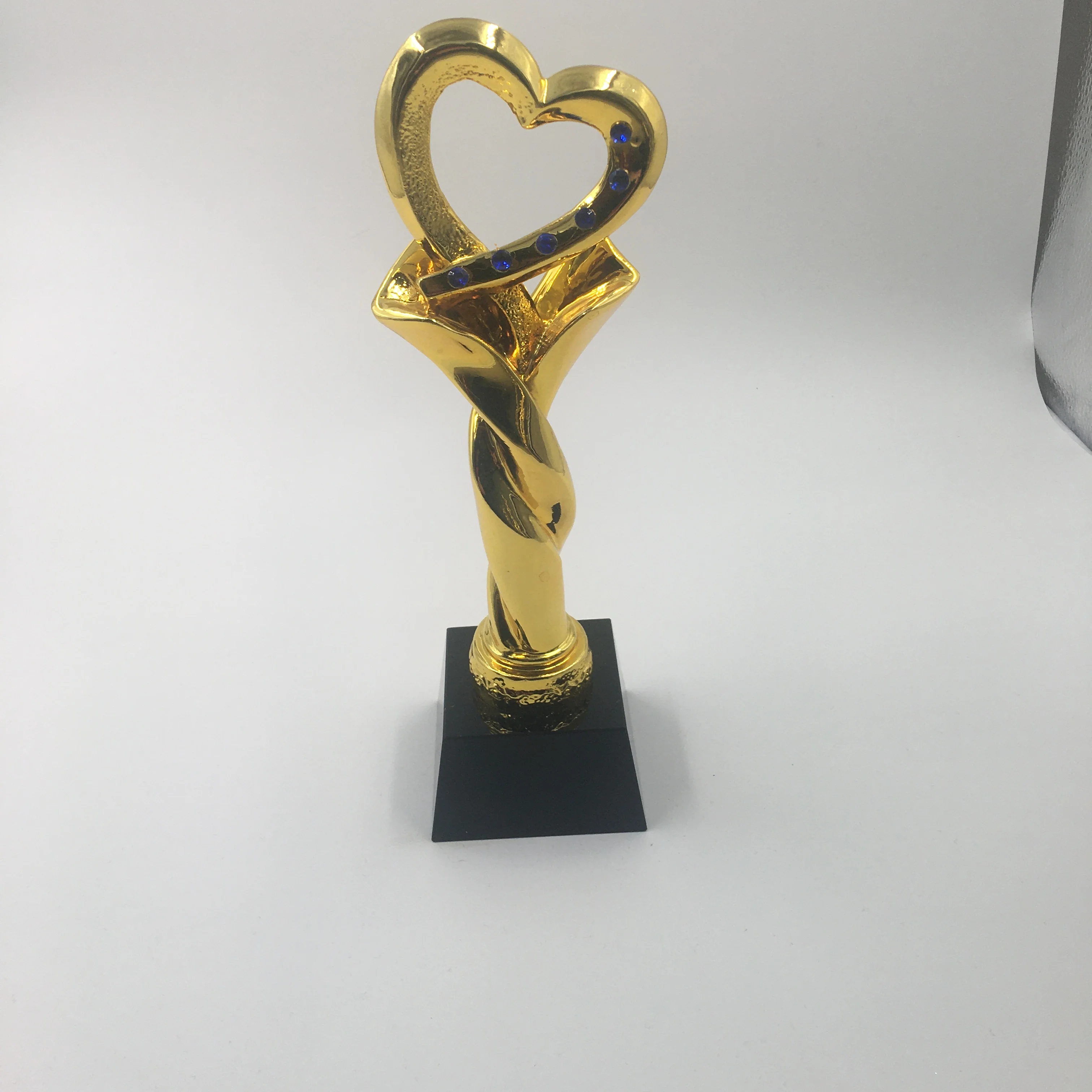 Yiwu manufacturer sports  resin trophy wholesale custom medals and trophies