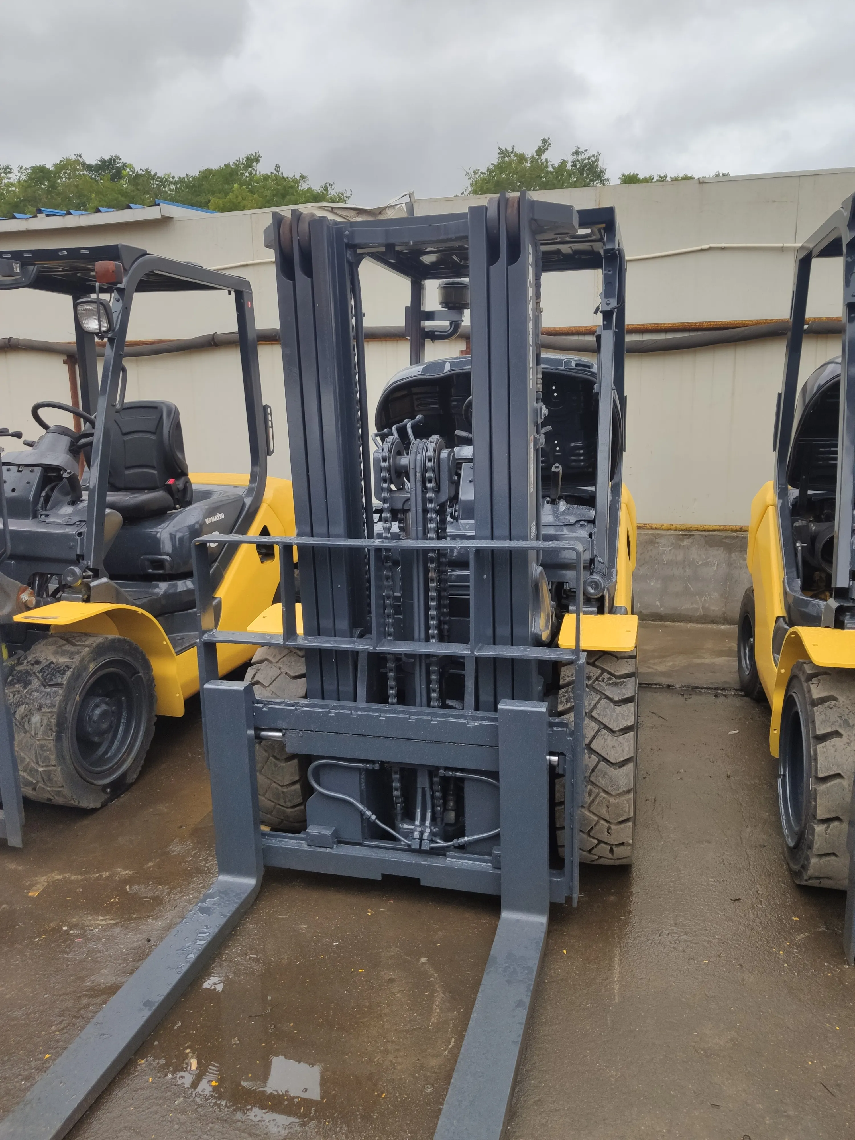 used Komatsu FD30 3 ton 3tons 3ton original Japanese make forklift with 3 stages middle block