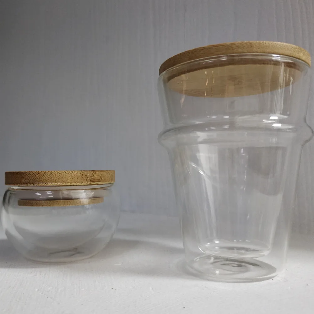 
 Привлекательная цена подгонянный тип двойной стены стеклянная чашка с бамбуковой крышкой  