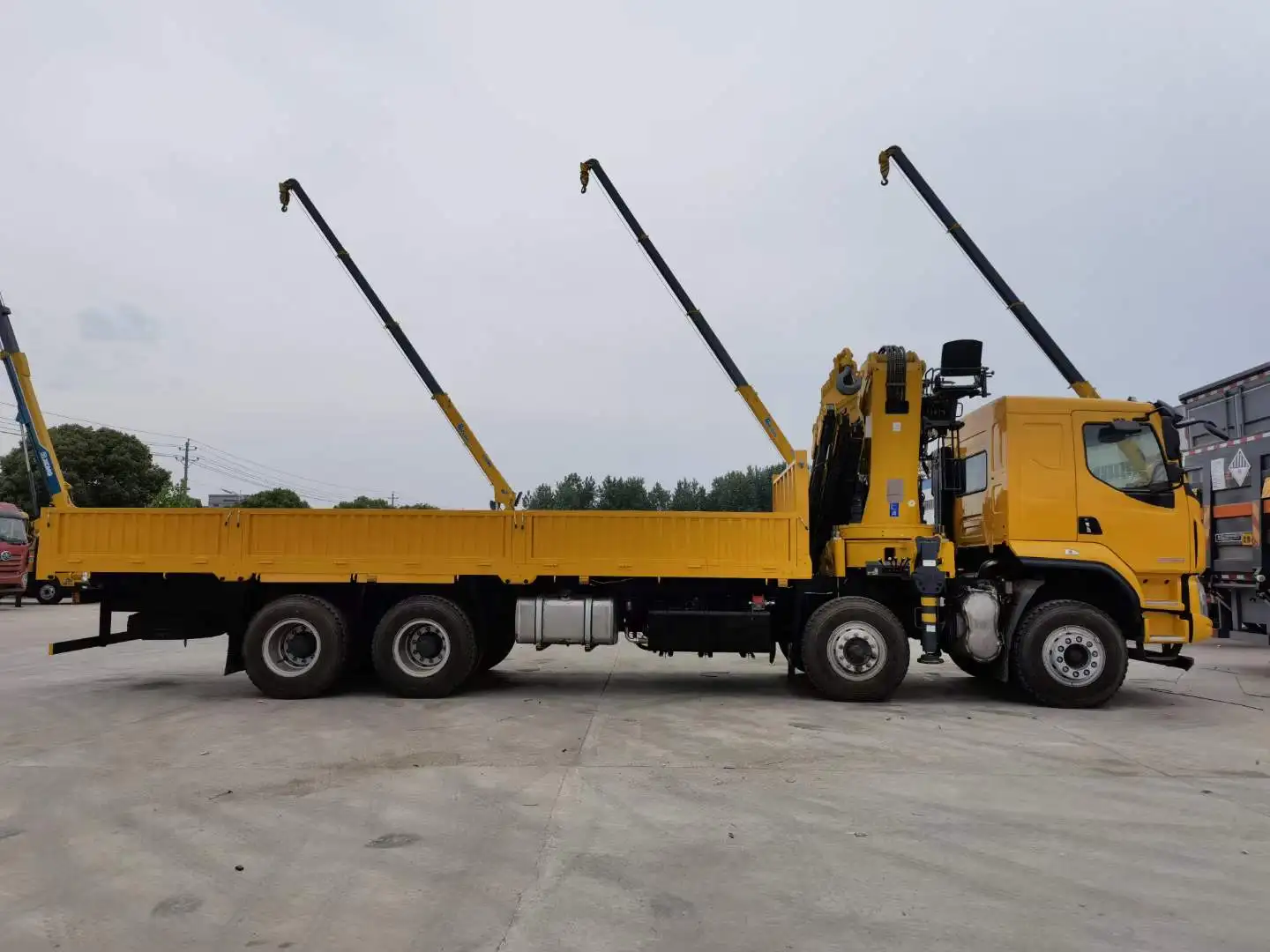 SHACMAN SINOTRUK JAC TRACTOR TRUCK MOUNTED 25 TON knuckle boom crane Truck