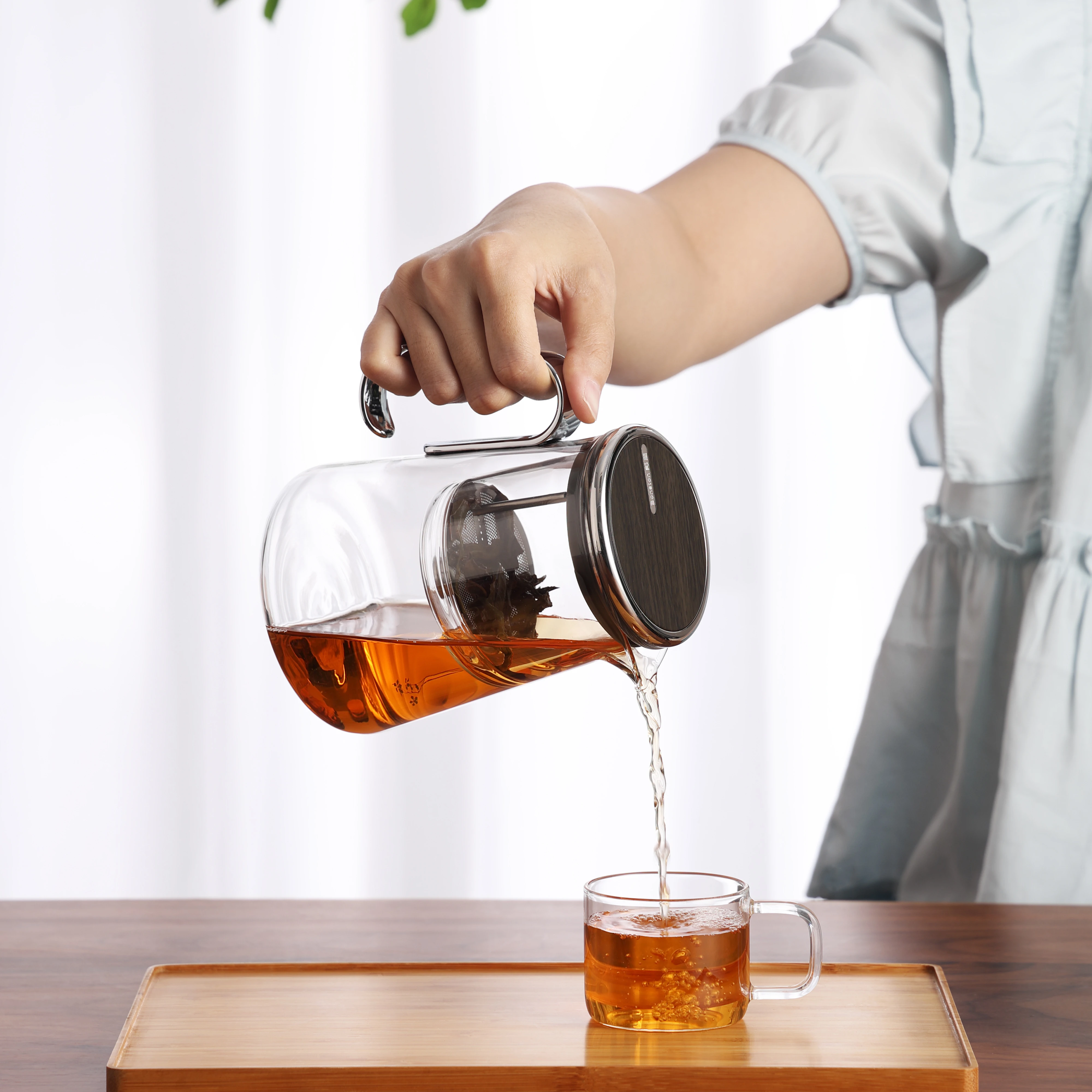 The New Large Capacity Custom 700ml Chinese Heat Resistant Glass Kettle Magnetic Rotating Tea Pot Set With Handle Filter