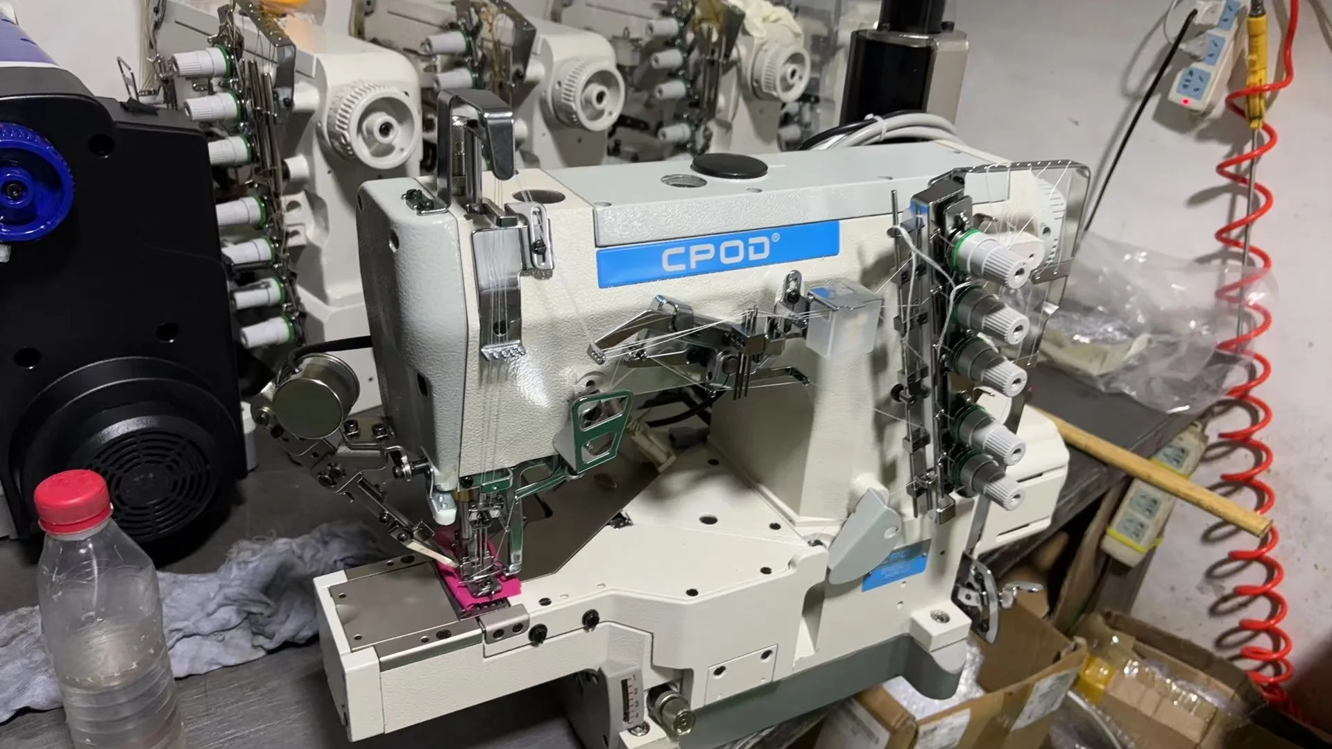 QK600-01UTAutomatic Высокоскоростная Промышленная швейная машина с блокировкой цилиндрической кровати автоматической резьбой