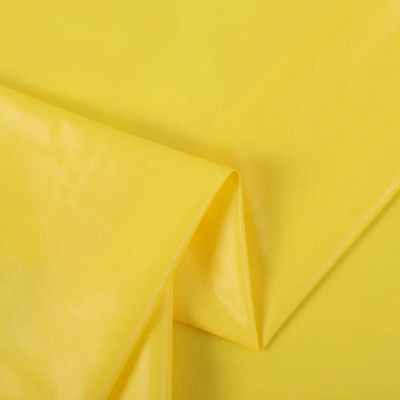 Тонкий мягкий водонепроницаемый пуховик из ткани для осени и зимы