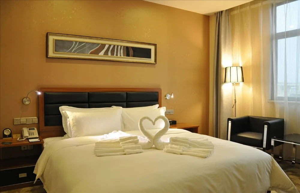 Modern Style Brown Customized Double Size King Wooden Panel Bedroom Beds for Hotels