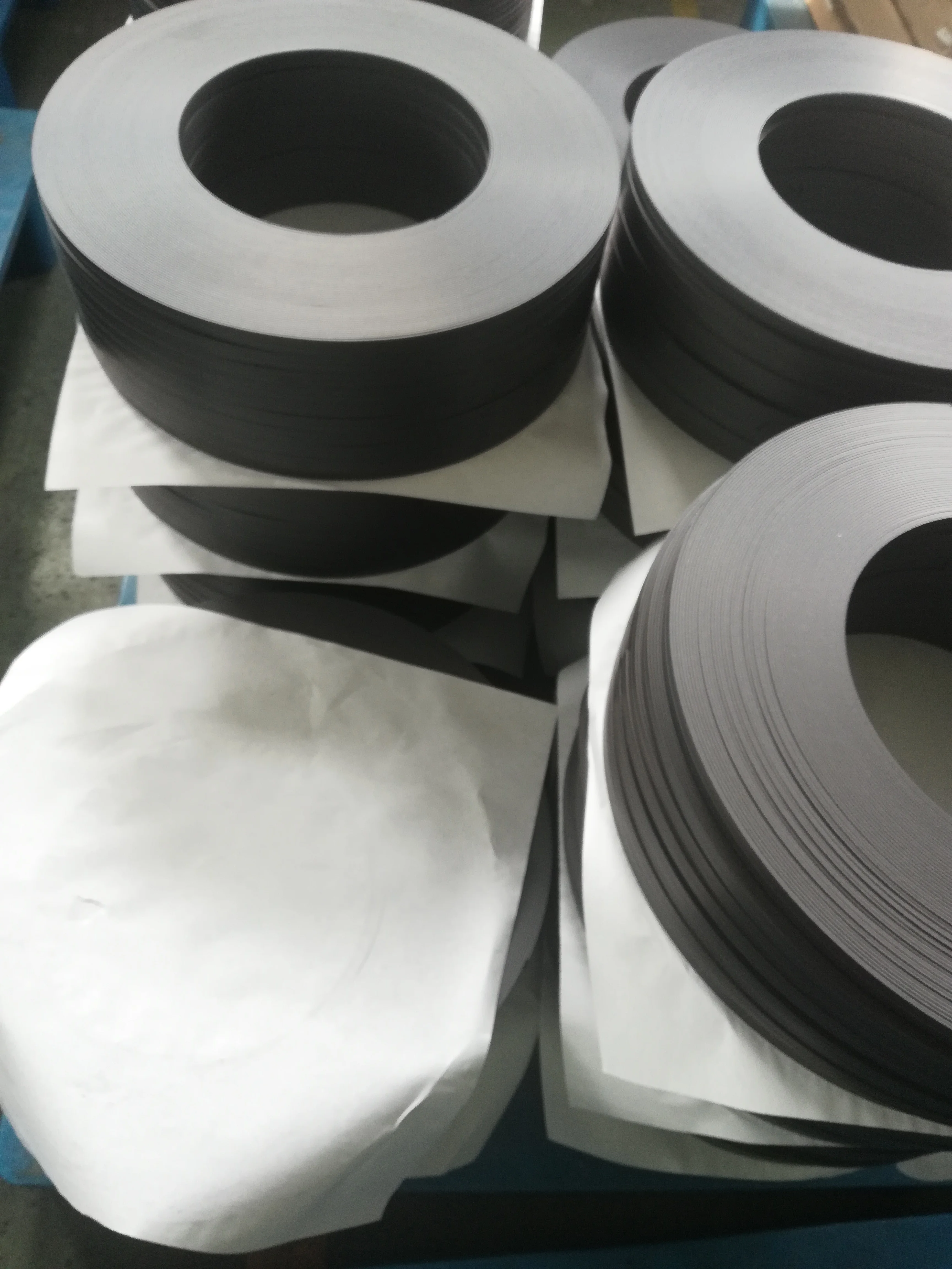 
The factory sells super high quality rubber magnet 