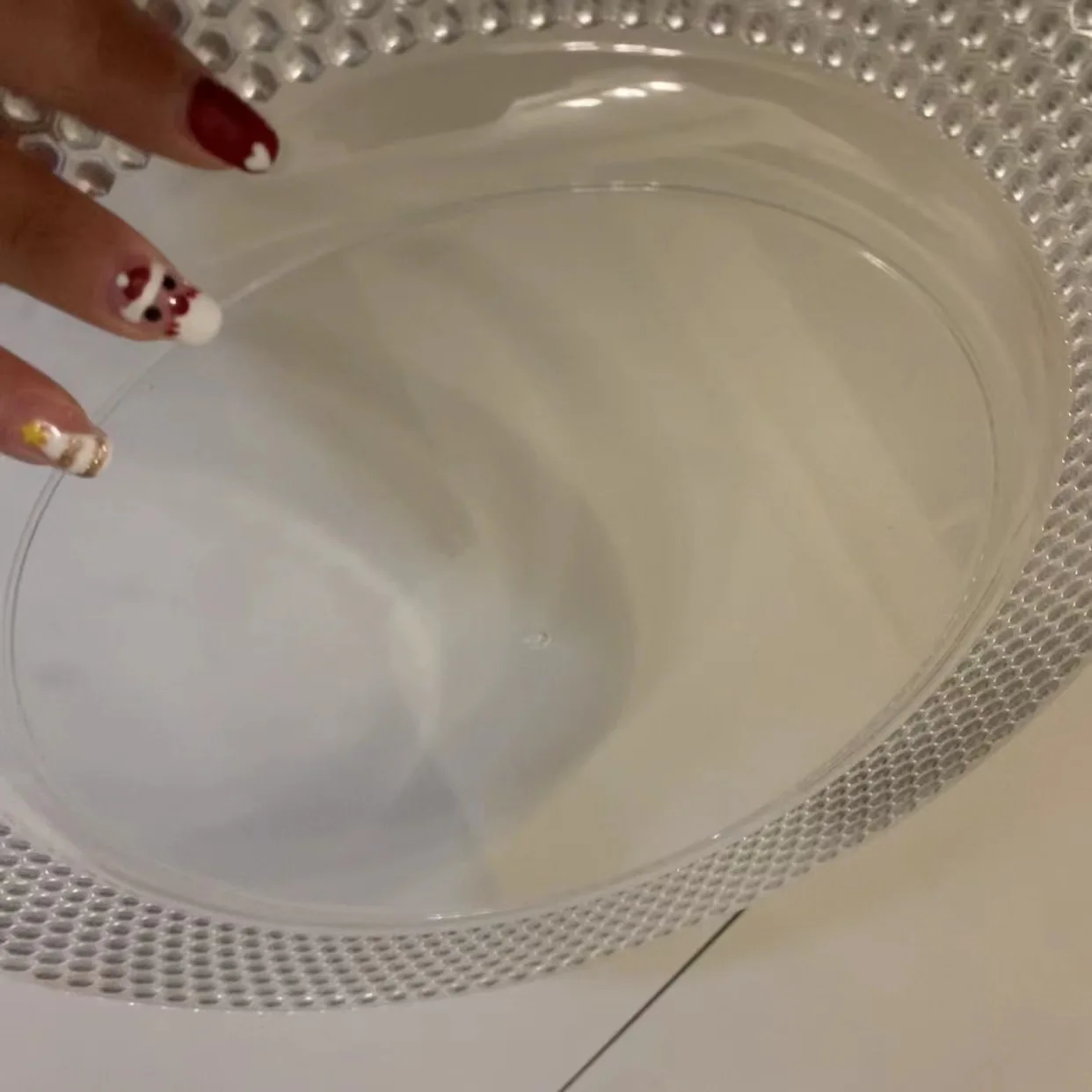 2023 nice design 13 inch antique plastic clear charger underplates wedding dishes with gold rim for decoration