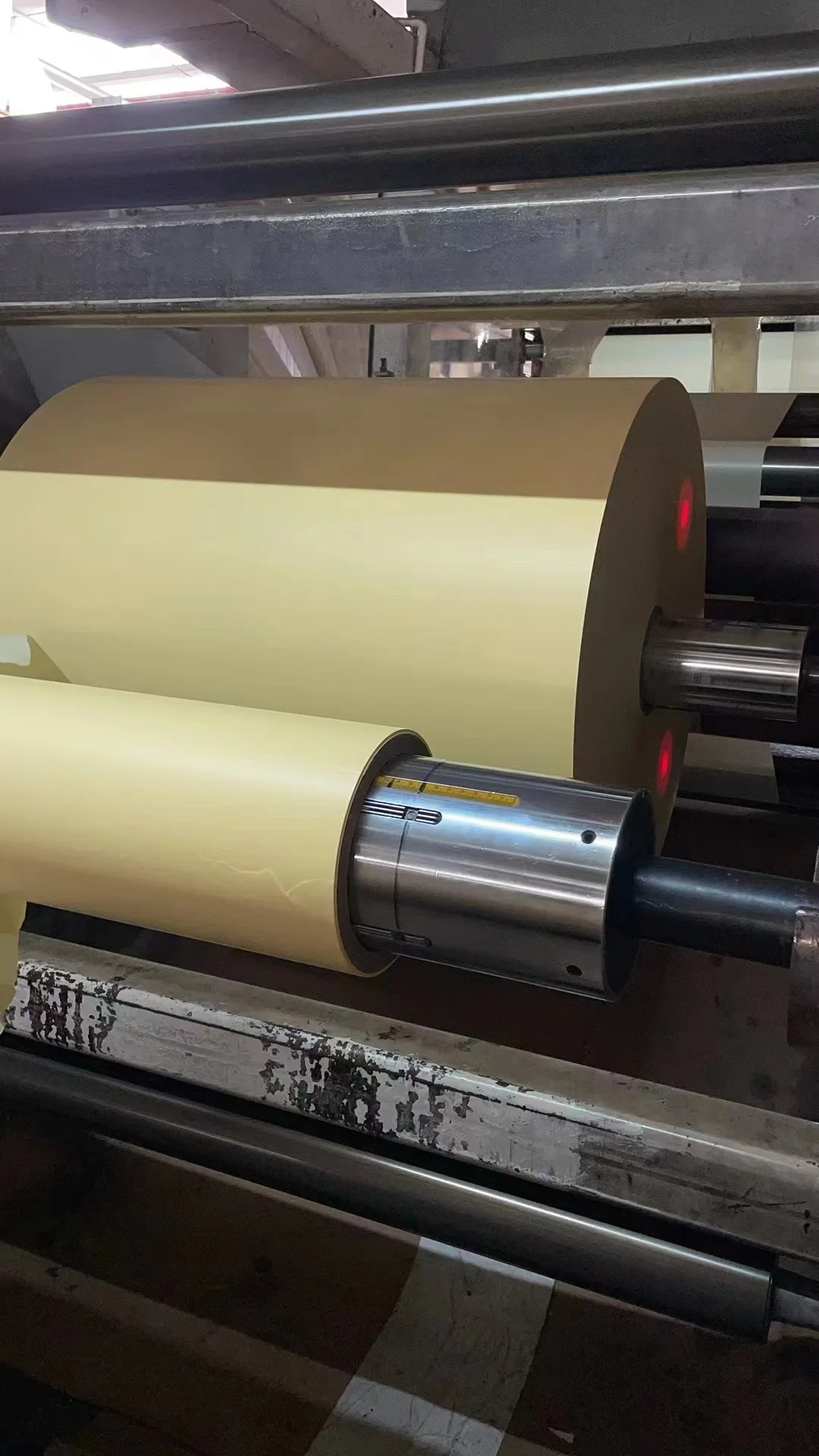 Chinese Manufacturer Jumbo Roll 58gsm White or Yellow Glassine Paper For Liner