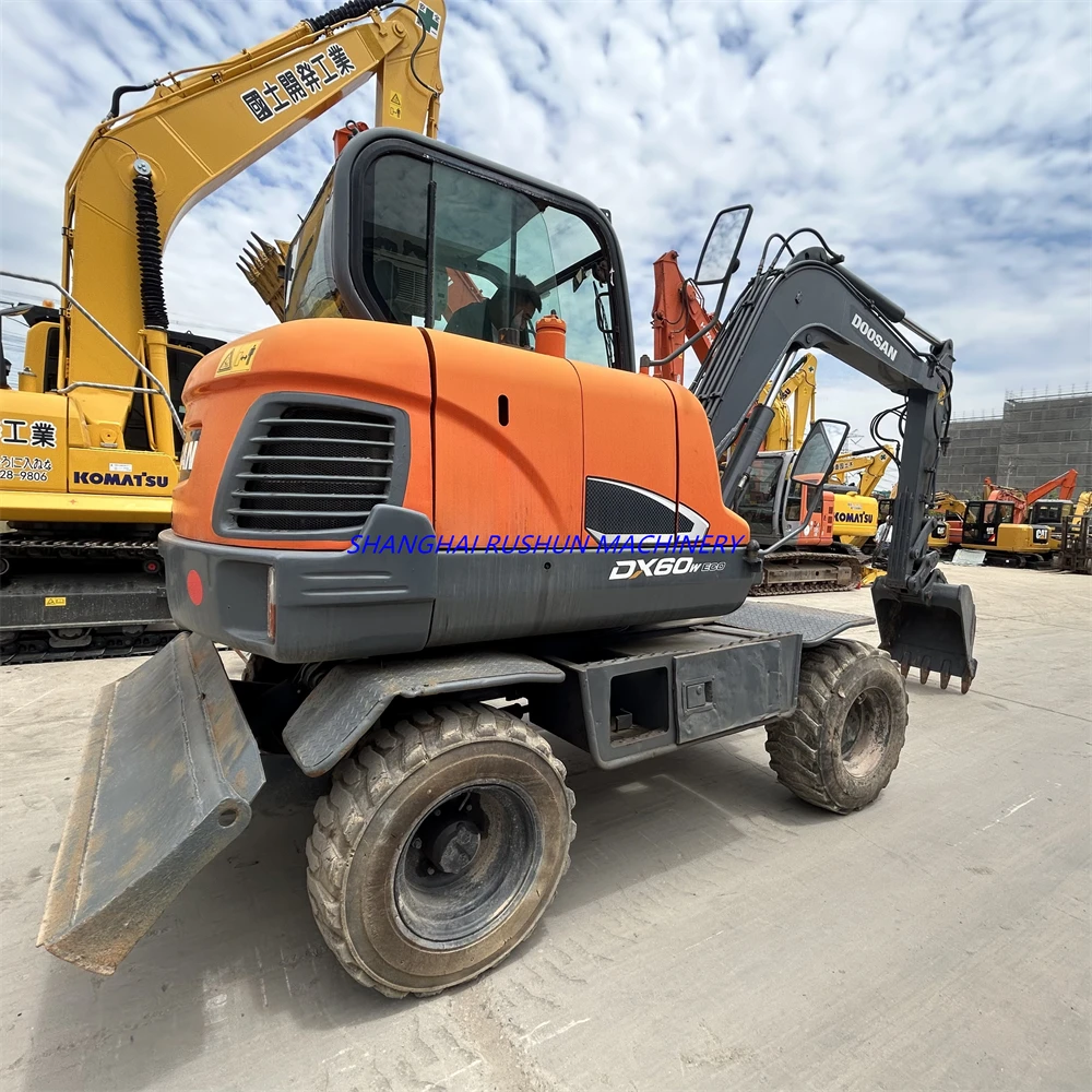 Корейский небольшой Подержанный DOOSAN DX60W гидравлический колесный экскаватор 6ton б/у Yanmar двигатель