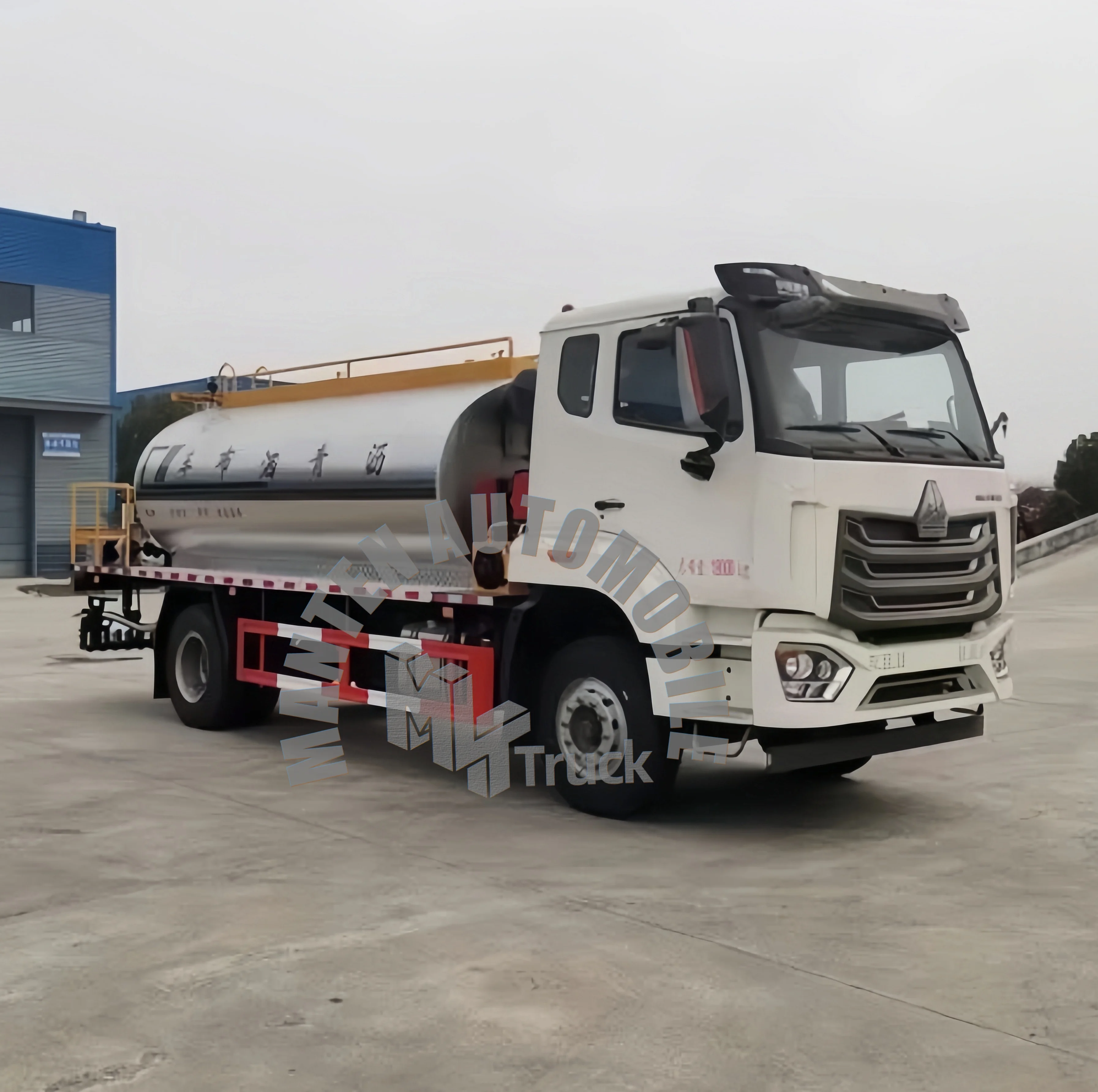 Sinotruk HOWO Asphalt Paver 12CBM Asphalt Emulsion Sprayer LHD RHD Asphalt Sealing Truck