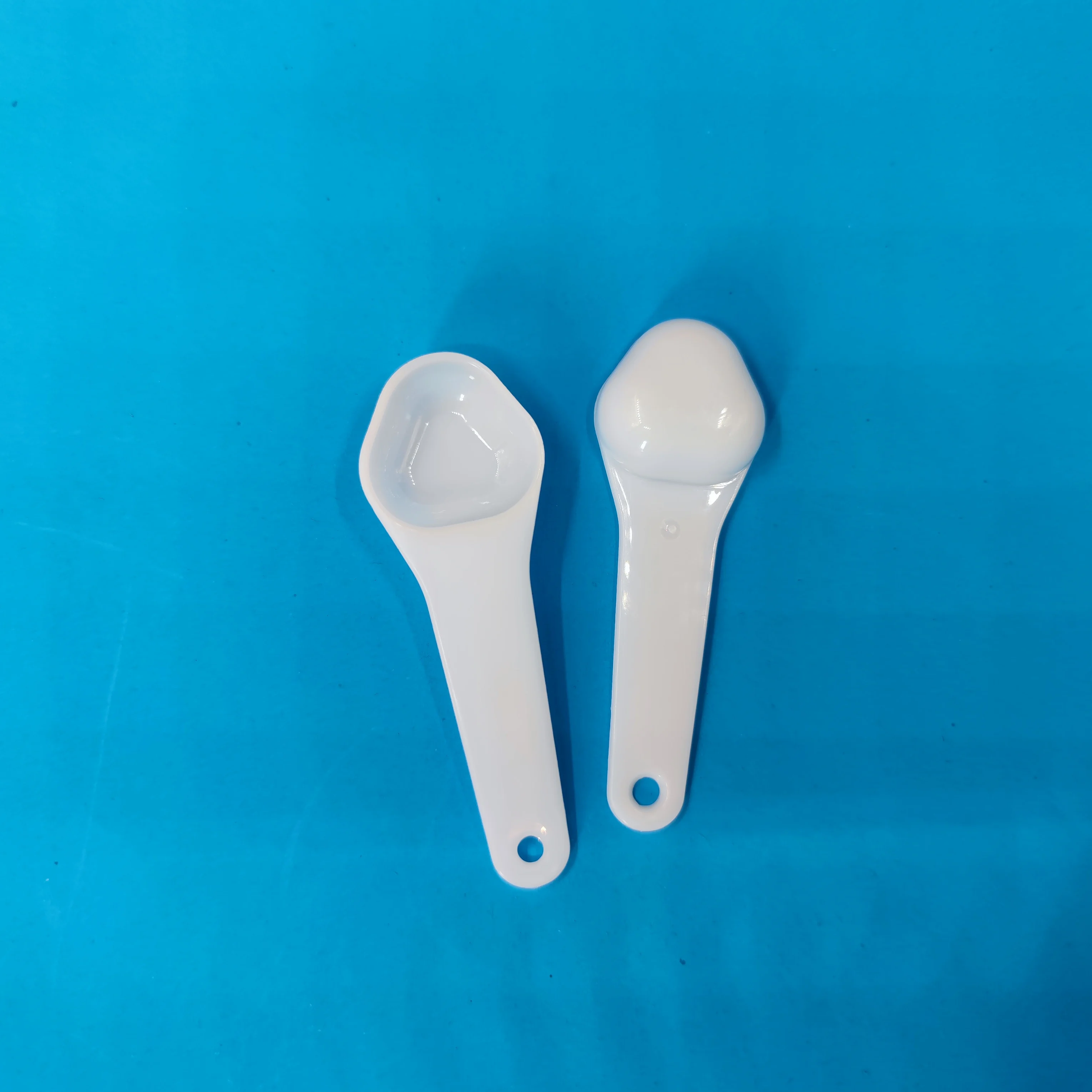 2.5ml 1.25g Small Food Grade Triangle White Plastic Measuring Spoon For Liquid Powder Teaspoon