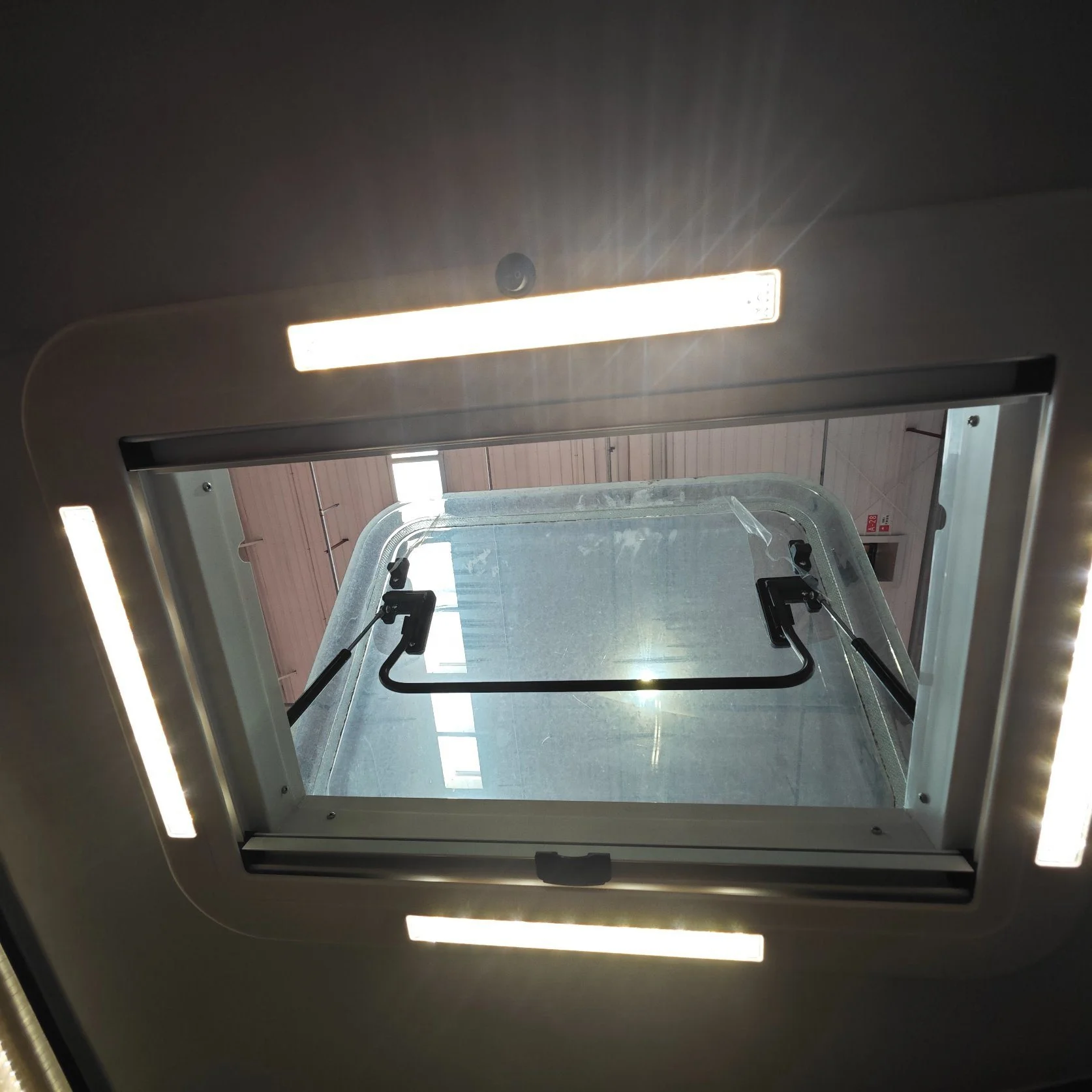 Aluminum Ceiling Mounted Push-out Camping Car Trailer Roof Window Skylight with LED Lights