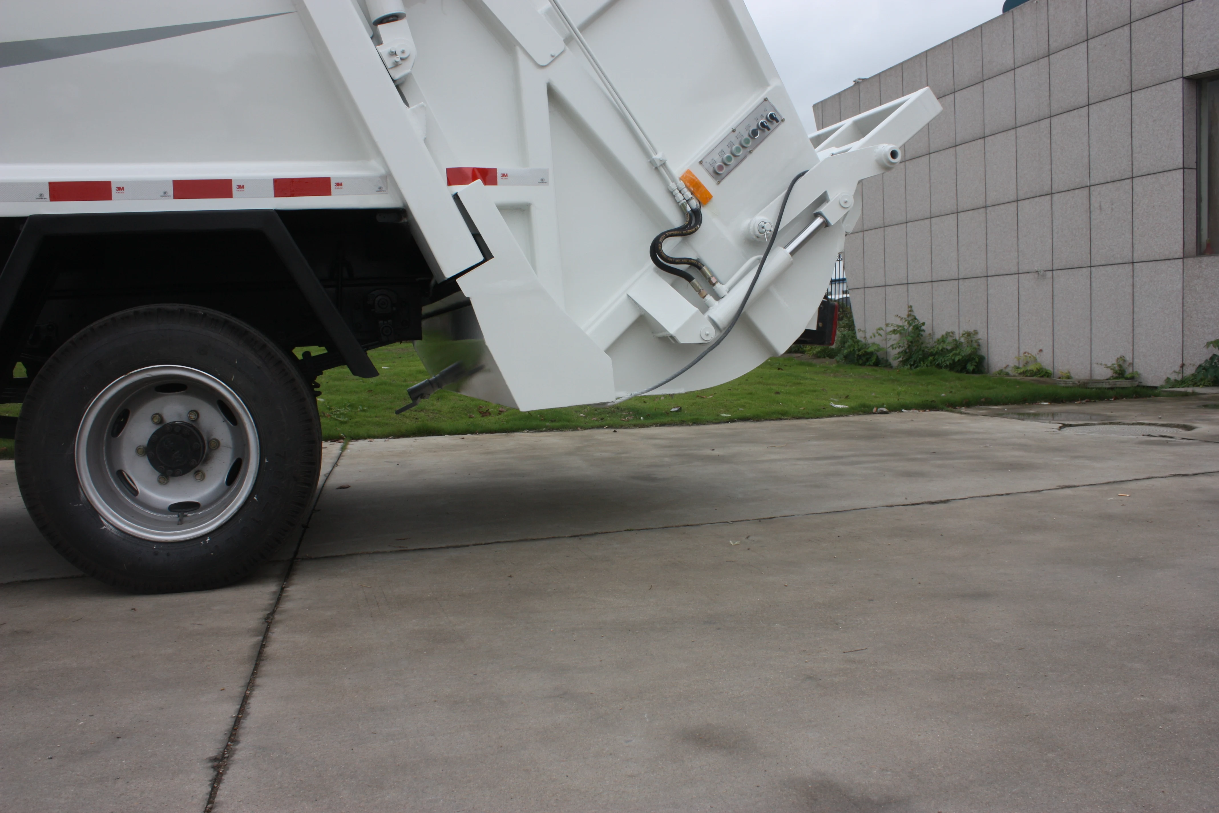 Dongfeng hot sale waste truck 4x2 4x4 6x4 type refuse compactor garbage truck