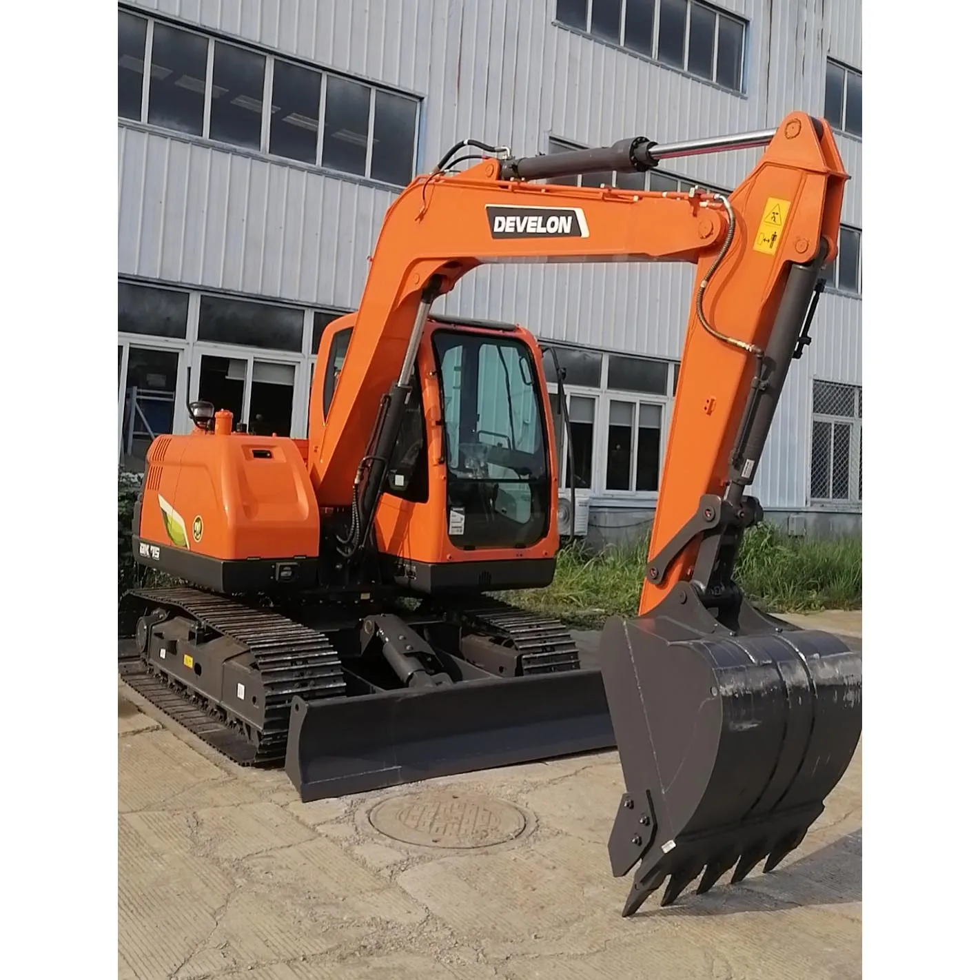 New Develon(DOOSAN) Earth-moving Machine 7.5ton Excavator DX75 Small Excavator with 0.3cbm Bucket Popular in South America
