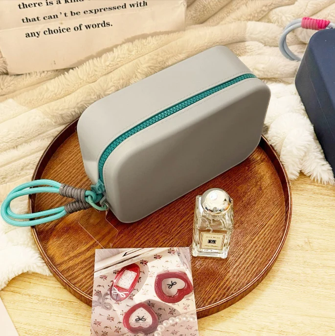 Custom logo New silicone makeup bag portable waterproof travel toiletry bag zipper silicone storage bag