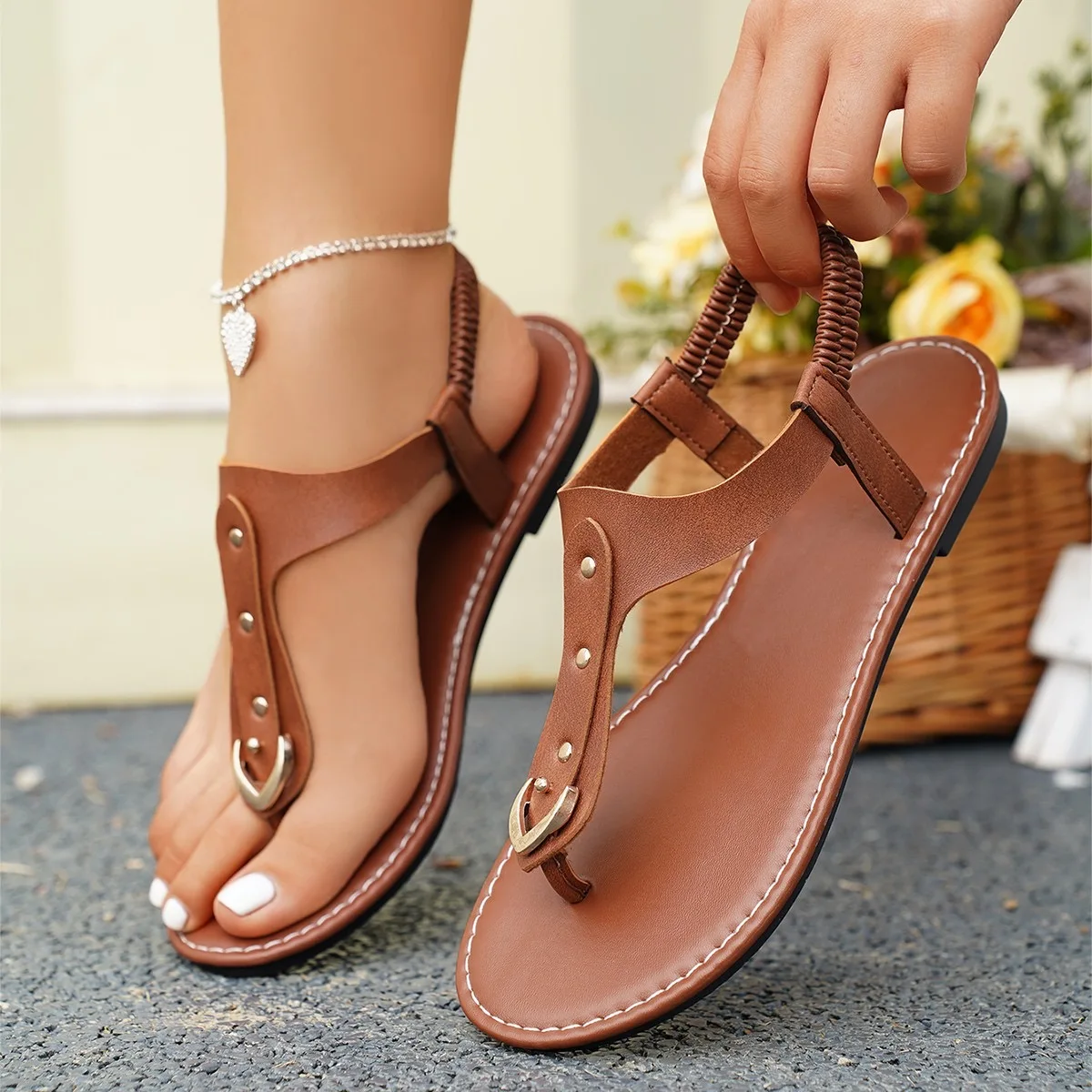 Quality Guarantee Big Size Metal Rivet Wearing Outside Slippers Outdoor Beach Light Weight Women Flat Sandals