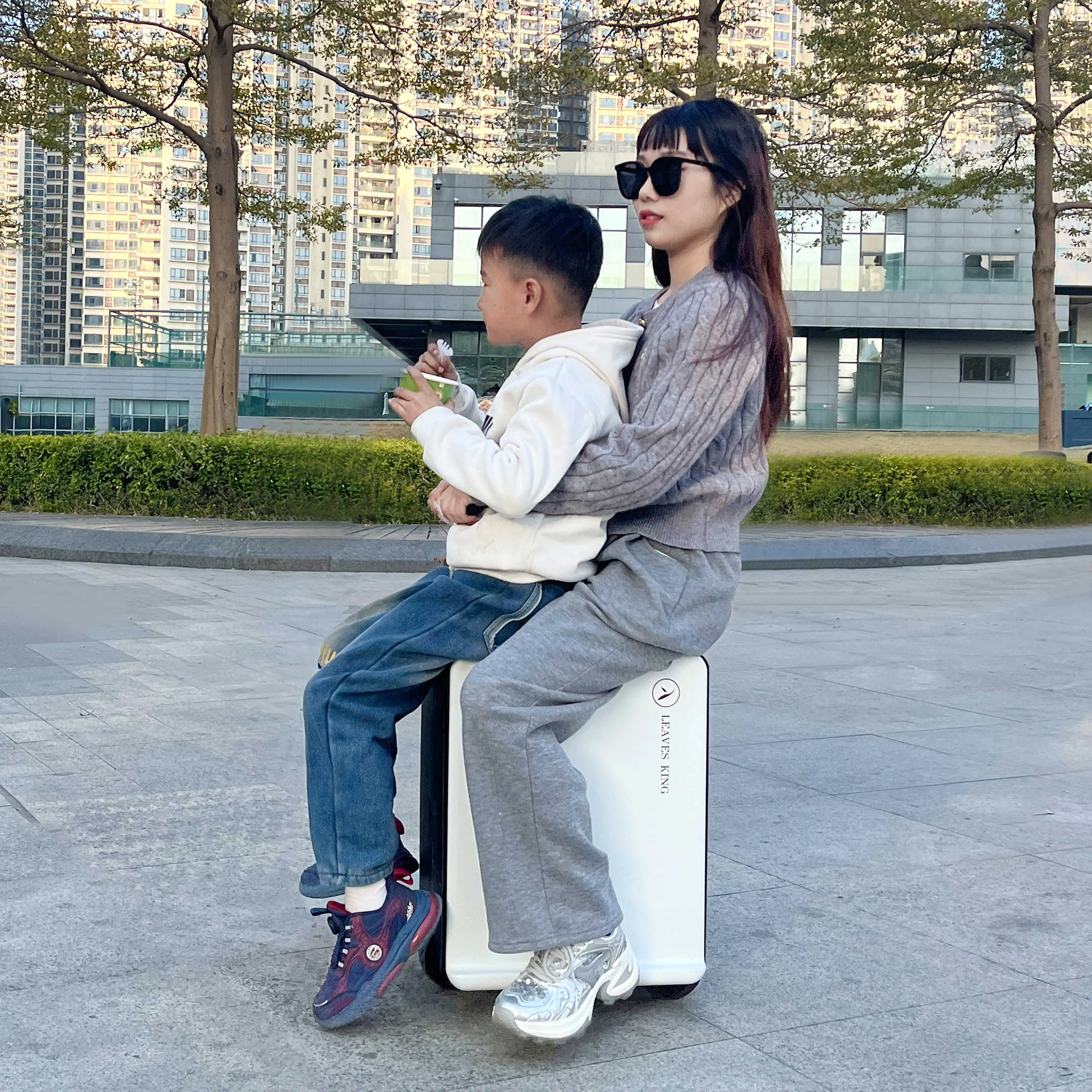 2025 smart business luggage aluminum carry on luggage mala elétrica case boarding electric ride on suitcase for adults