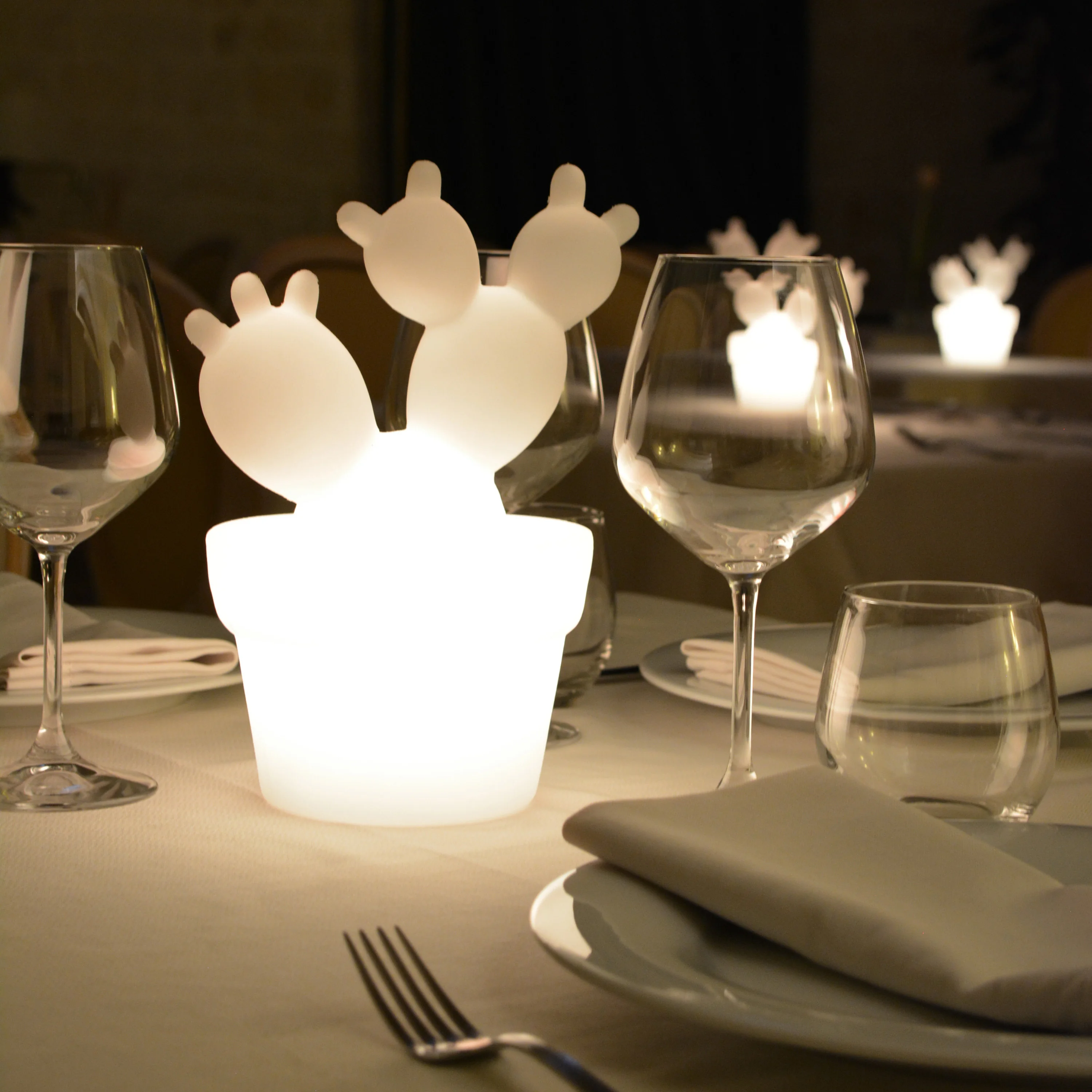 Уличная коммерческая мебель, лампа высокого качества, ротационное литье, пластик, в стиле кактуса, ПИИ, Сделано в Италии, современная мебель для бара